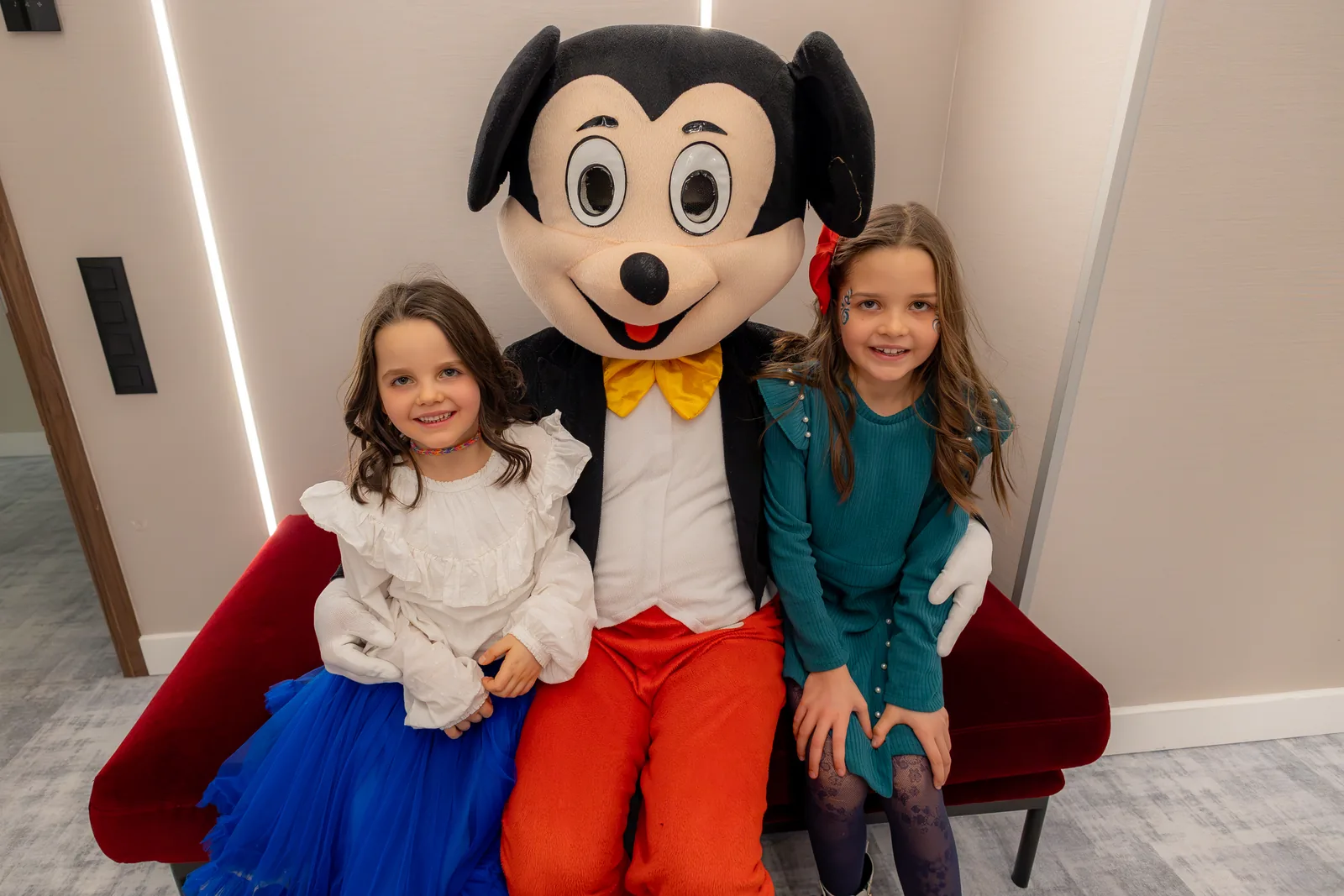 Botezul lui Andrei Noah — botez andrei noah radisson blu cluj surori mickey mouse canapea — fotograf botez