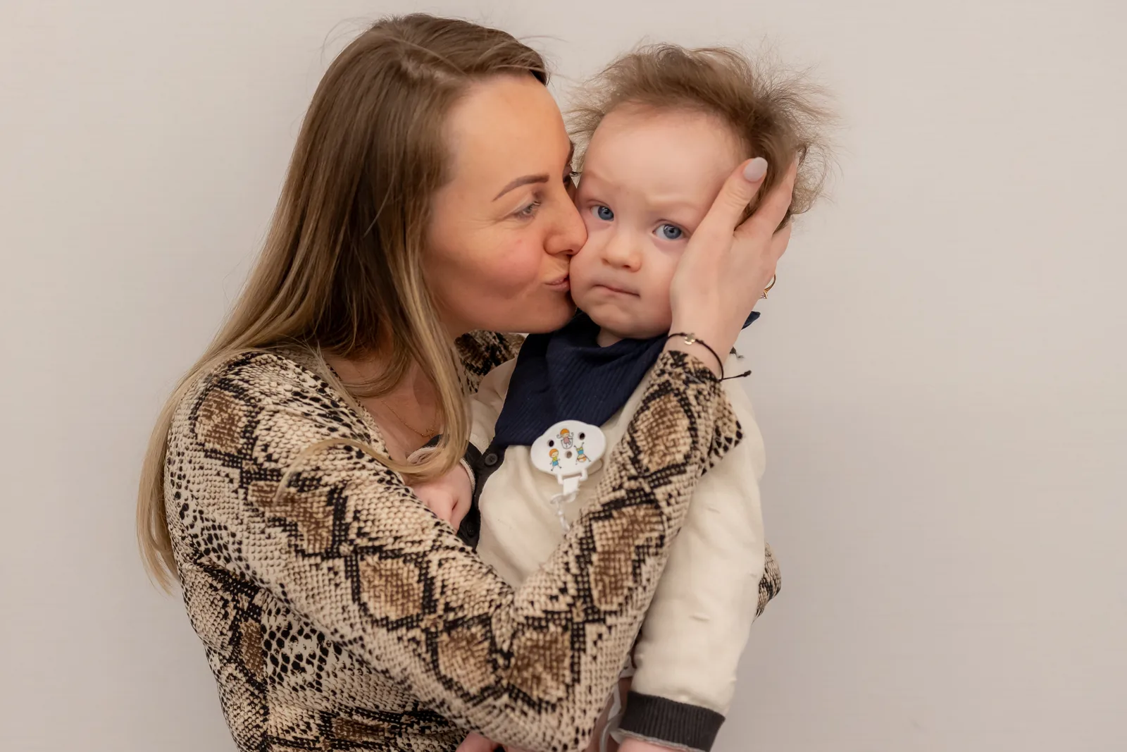 Botezul lui Andrei Noah — botez andrei noah radisson blu cluj sarut intim mama copil alb — fotograf botez