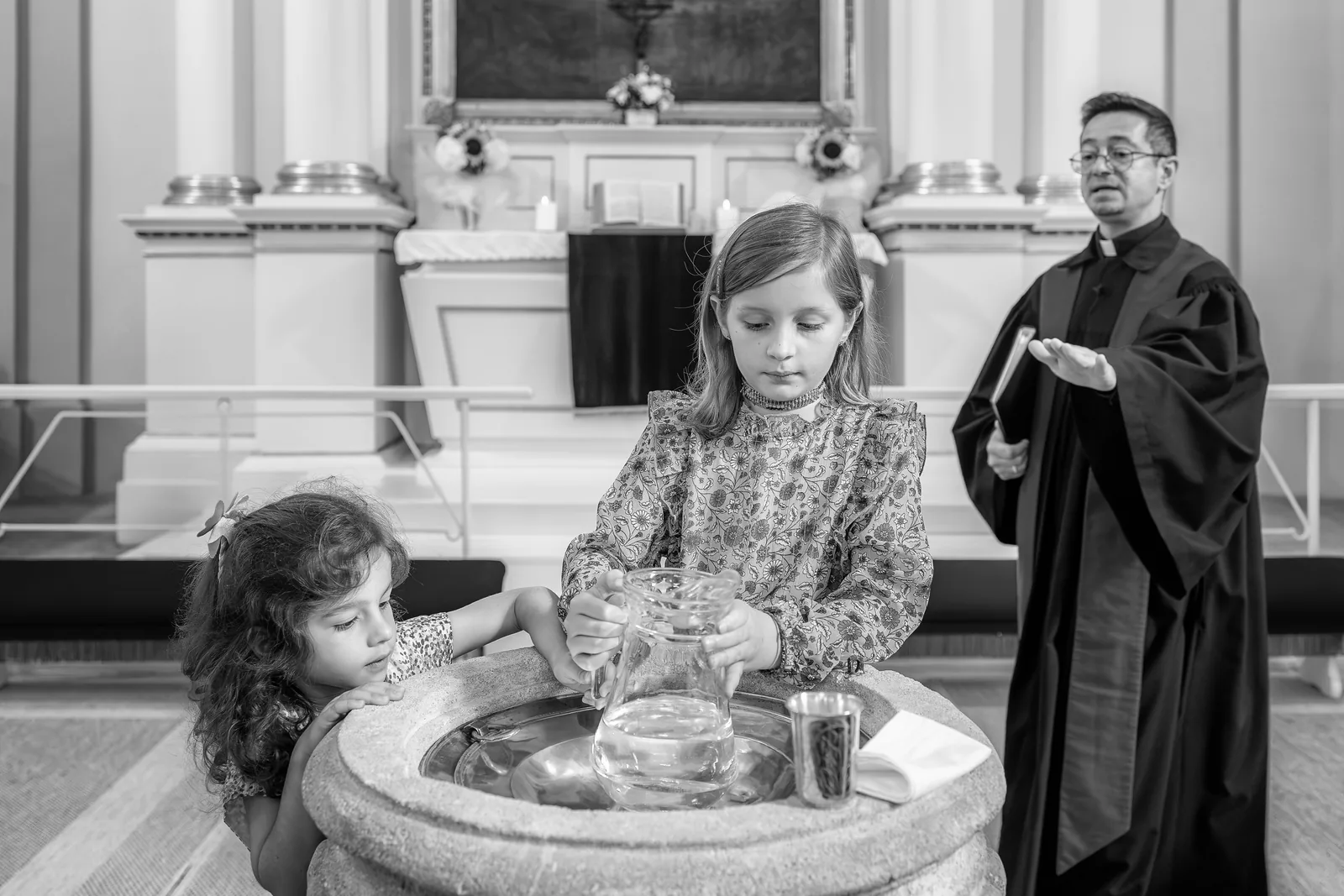 Botezul lui Aron — botez aron tamas bistro savadisla bw surori toarna apa cristelnita — fotograf botez
