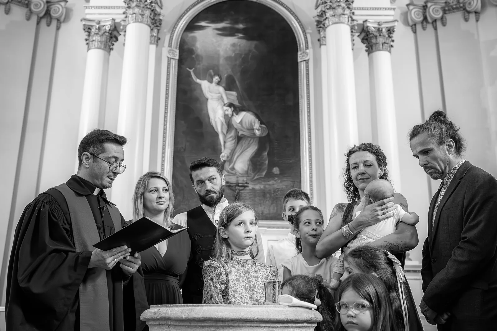 Botezul lui Aron — botez aron tamas bistro savadisla bw cadrul larg cristelnita altar — fotograf botez