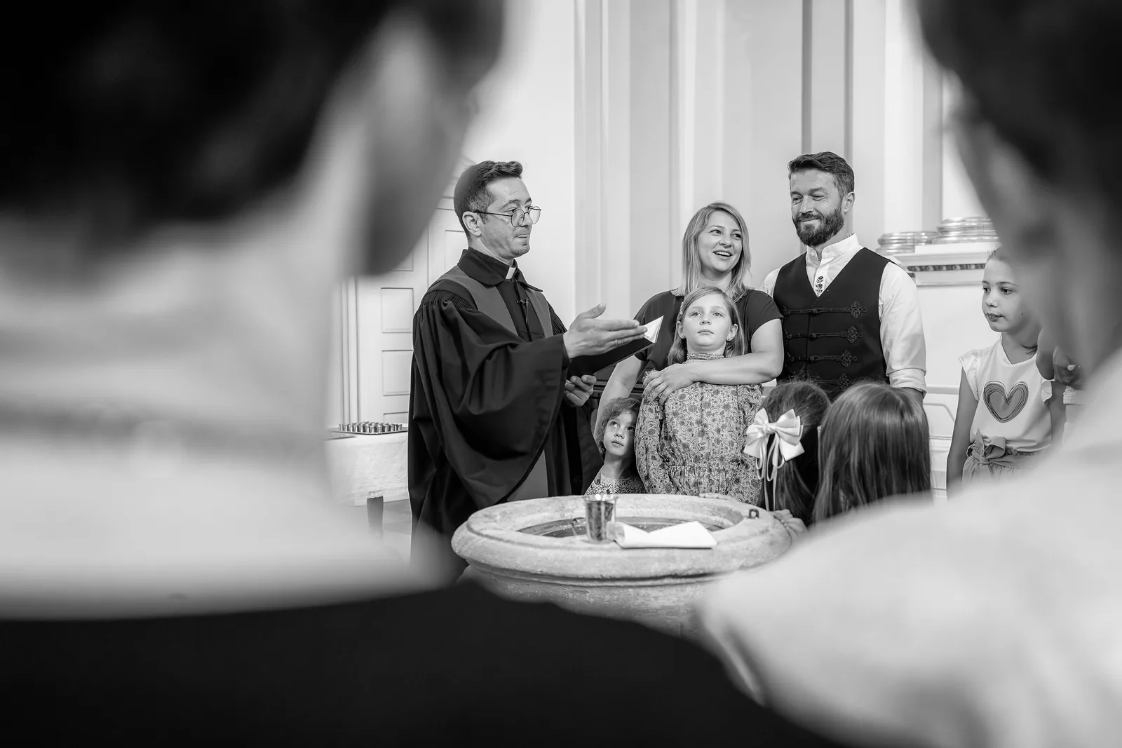 Botezul lui Aron — botez aron tamas bistro savadisla bw preot binecuvanteaza familia layered — fotograf botez