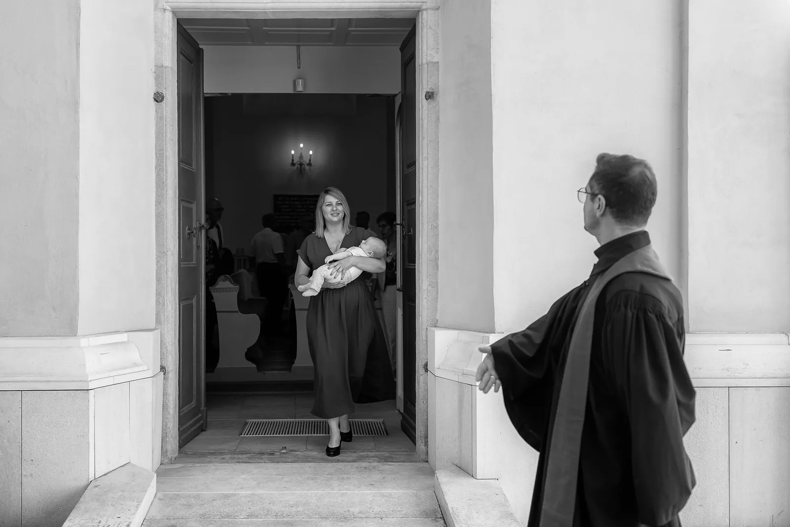 Botezul lui Aron — botez aron tamas bistro savadisla bw mama iese aron preot priveste — fotograf botez