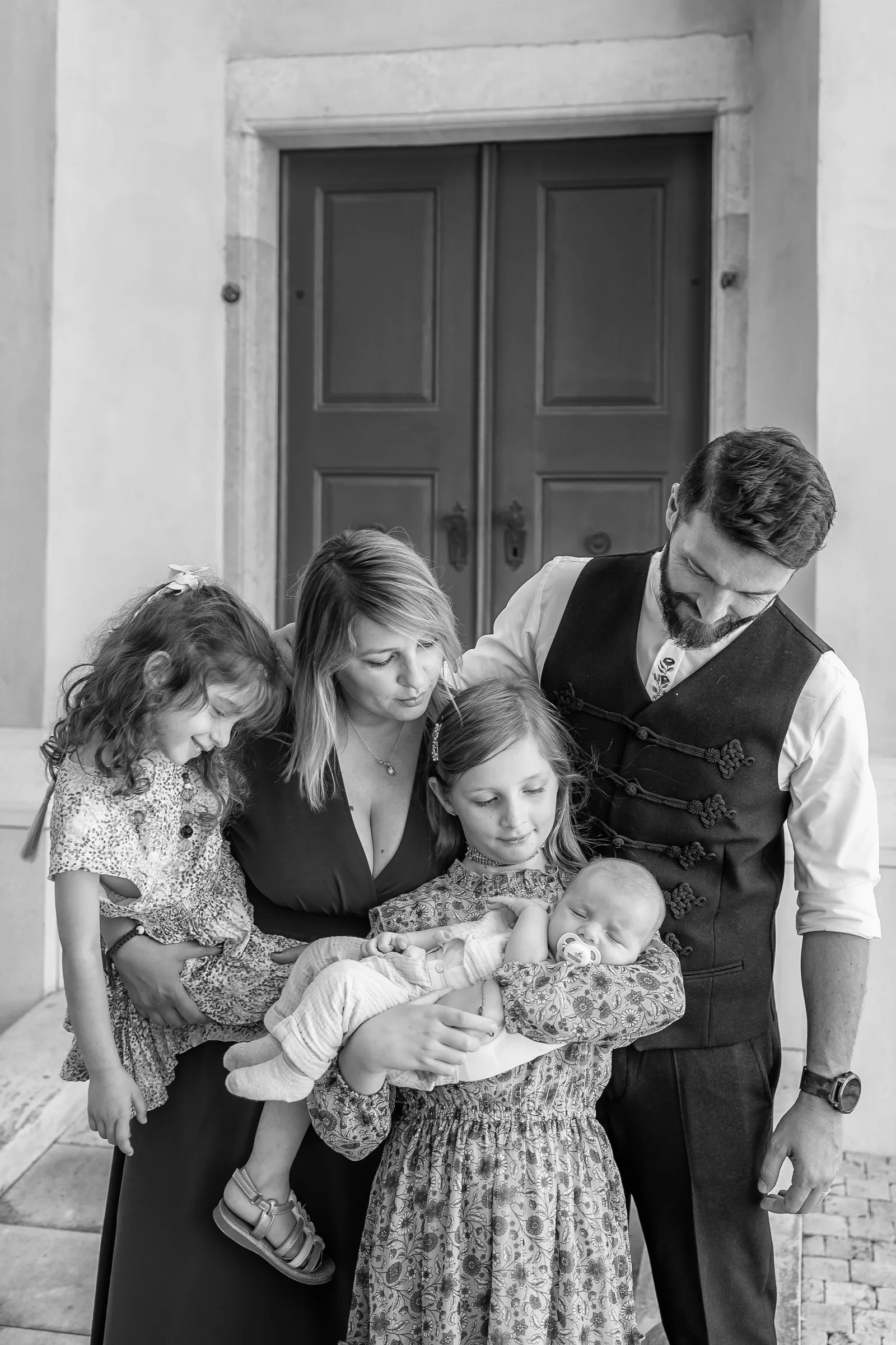 Botezul lui Aron — botez aron tamas bistro savadisla bw familia curte biserica cadru cheie — fotograf botez