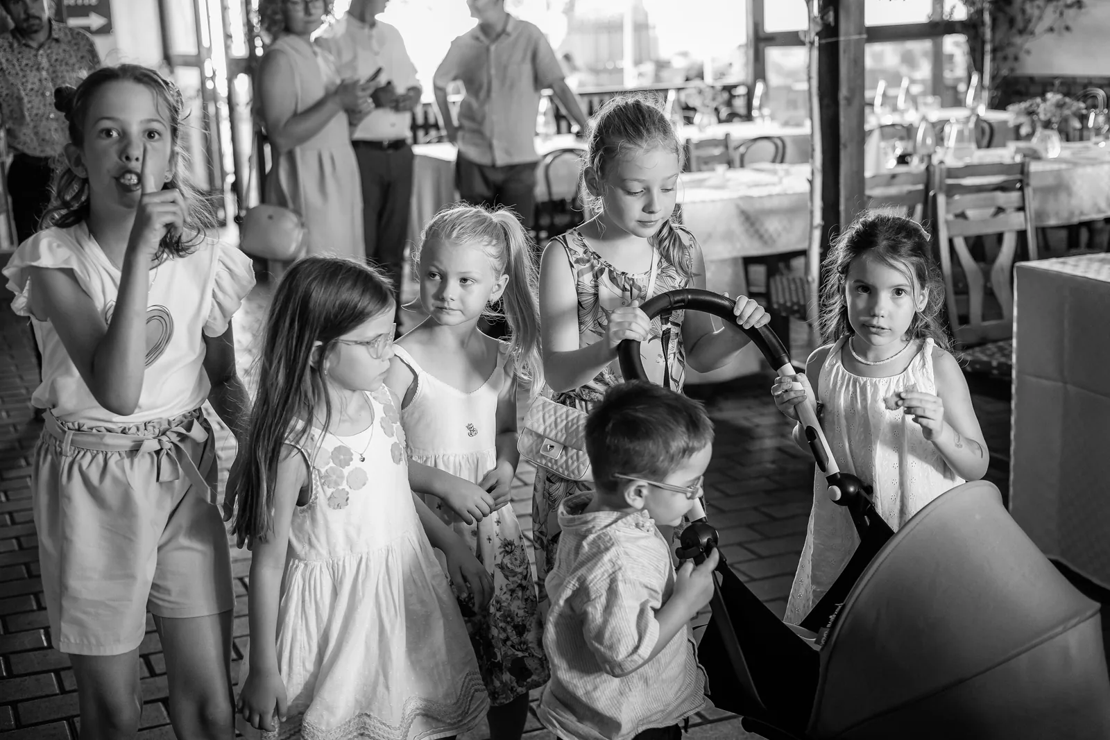 Botezul lui Aron — botez aron tamas bistro savadisla bw copii langa carucior candid — fotograf botez