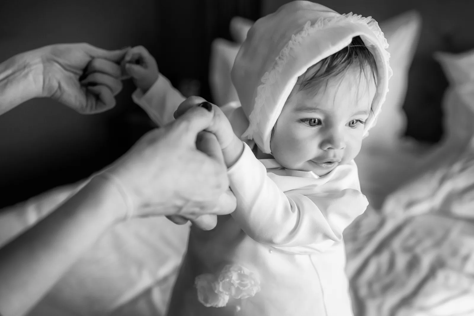 Botezul Ayanei — botez vibre ce lavie cluj ayana bw mama aranjeaza rochita — fotograf botez