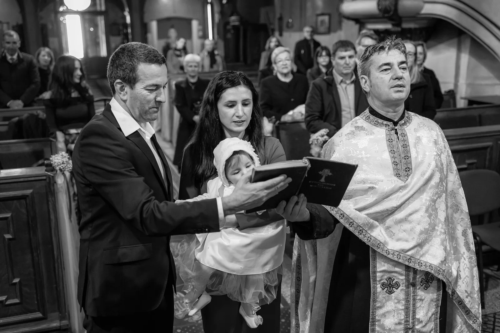 Botezul Ayanei — botez vibre ce lavie cluj ayana bw familie preot citeste — fotograf botez