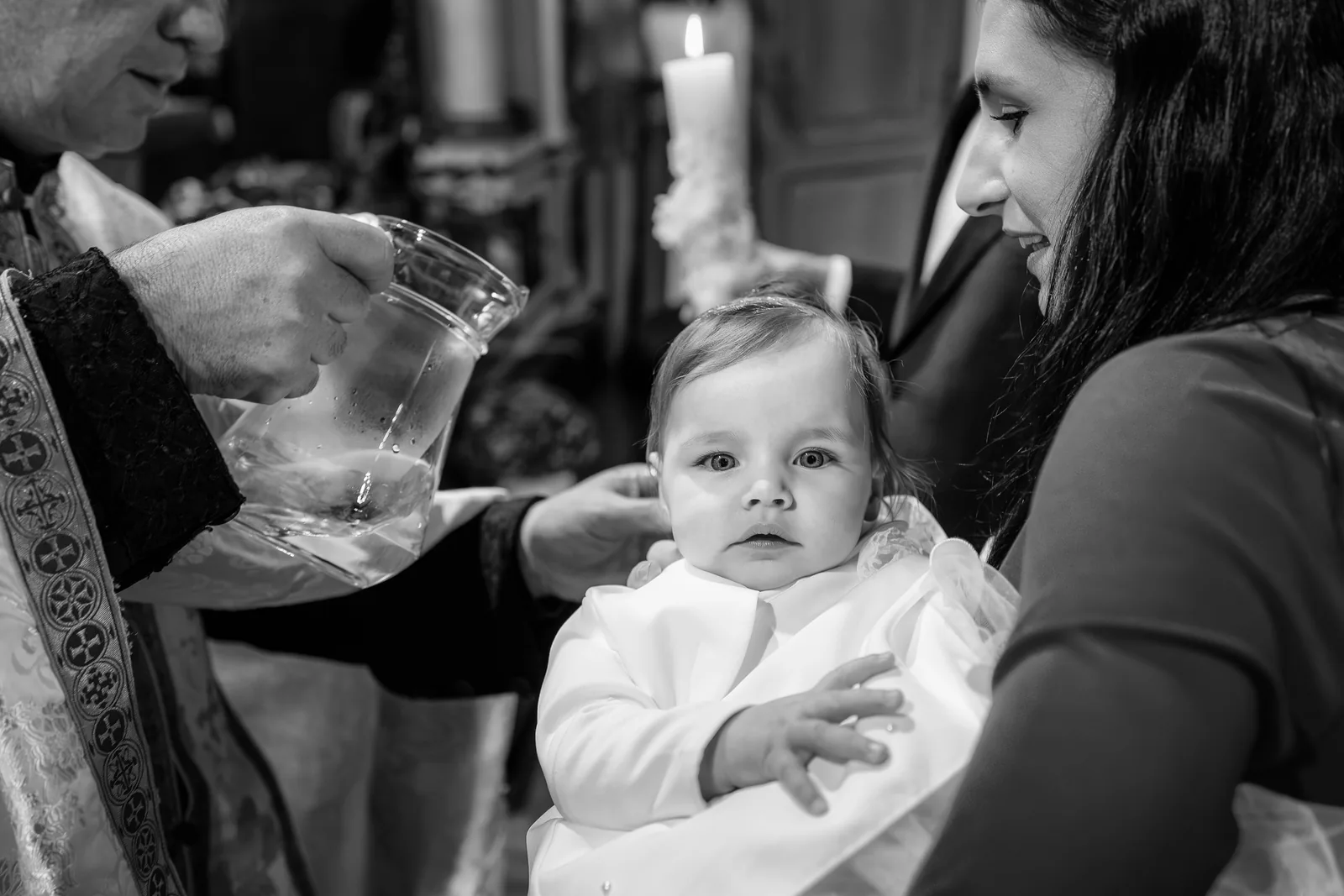 Botezul Ayanei — botez vibre ce lavie cluj ayana ayana priveste cristelnita nasa — fotograf botez