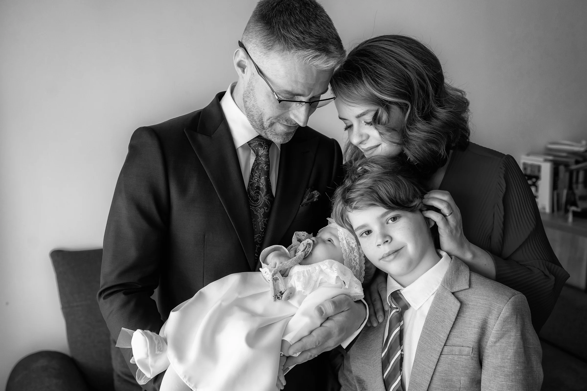 Botezul Carolinei Anna — botez carolina hotel briliant cluj bw familie patru priveste carolina tandretee — fotograf botez