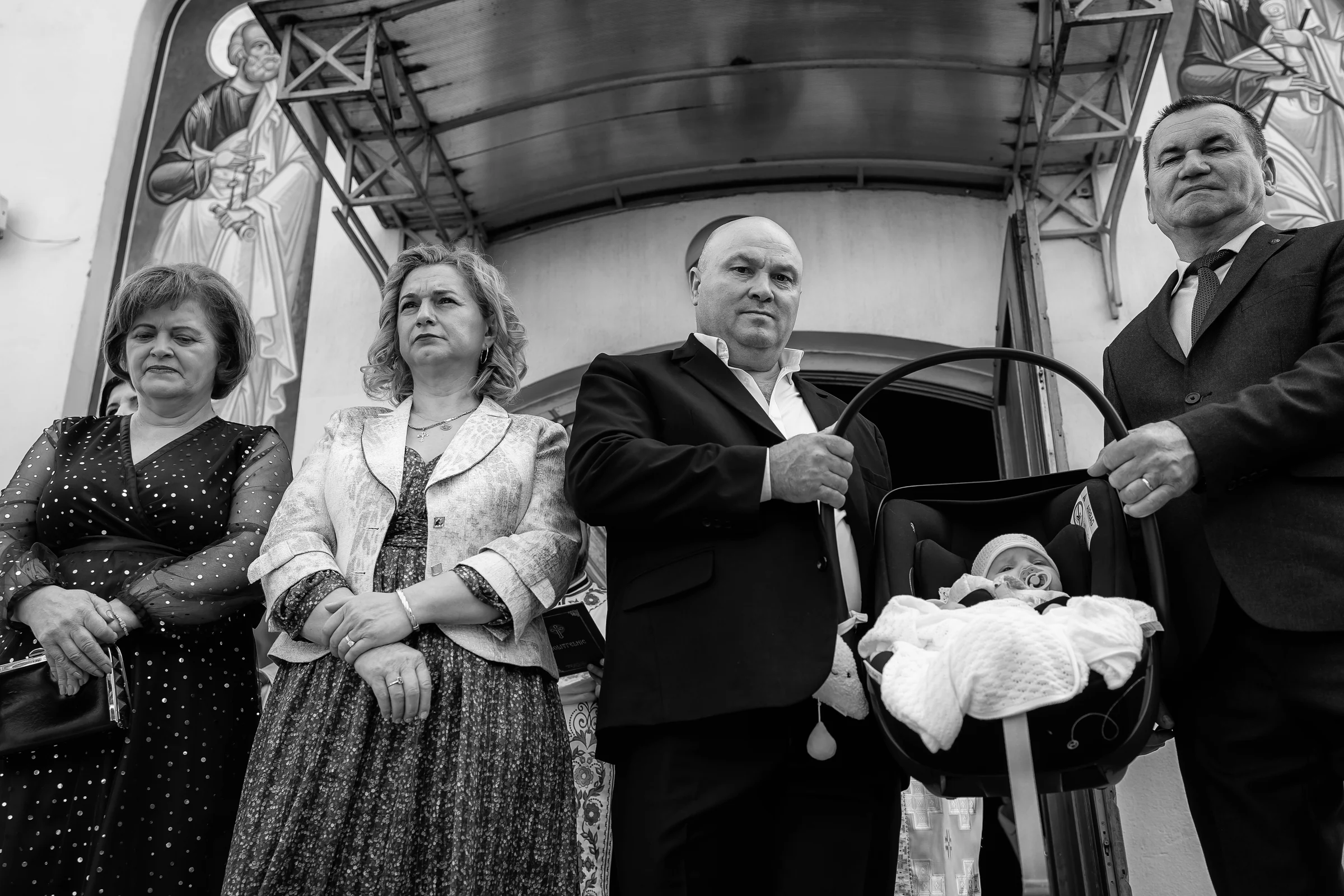 Botezul Carolinei Anna — botez carolina hotel briliant cluj bw grup intrare biserica stroller coral — fotograf botez