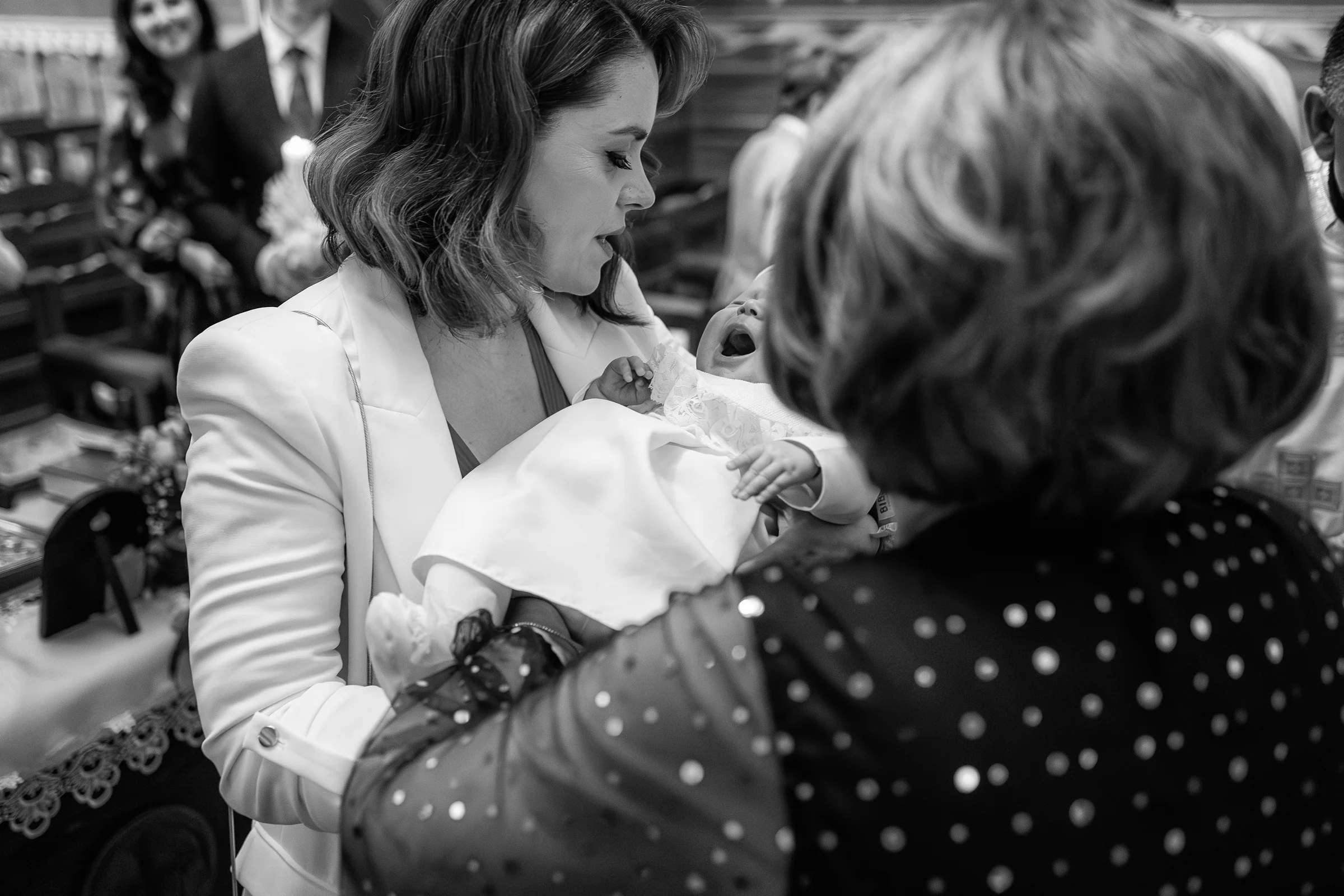 Botezul Carolinei Anna — botez carolina hotel briliant cluj bw mama carolina plange nasa mana emotie — fotograf botez