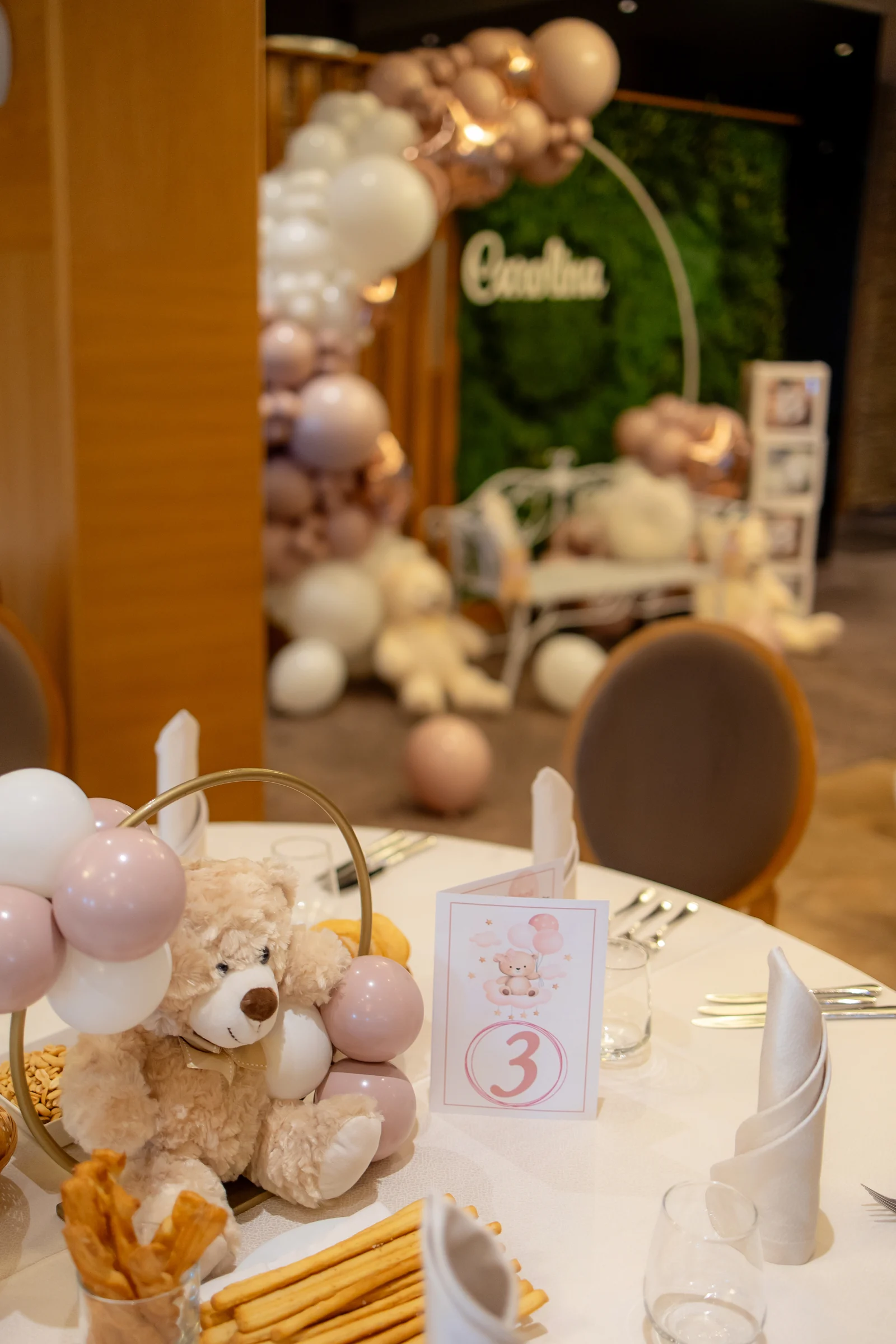 Decor masă cu ursulet și balloon arch la Hotel Briliant Cluj — botez premium