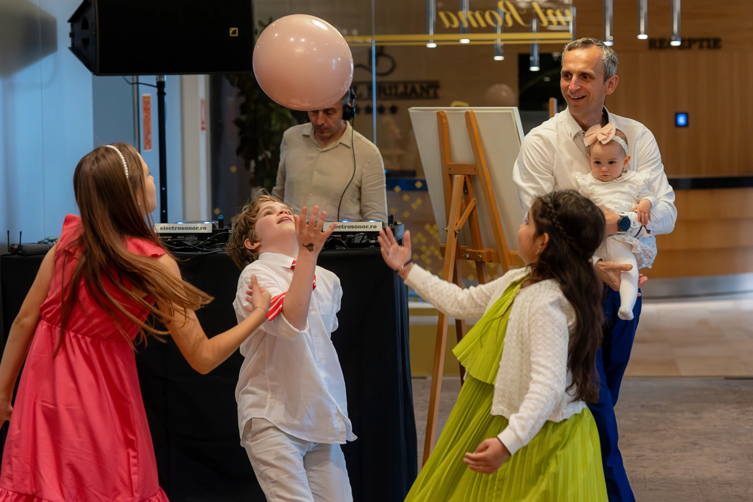 Botezul Carolinei Anna — botez carolina hotel briliant cluj copii balon alb joaca receptie action — fotograf botez