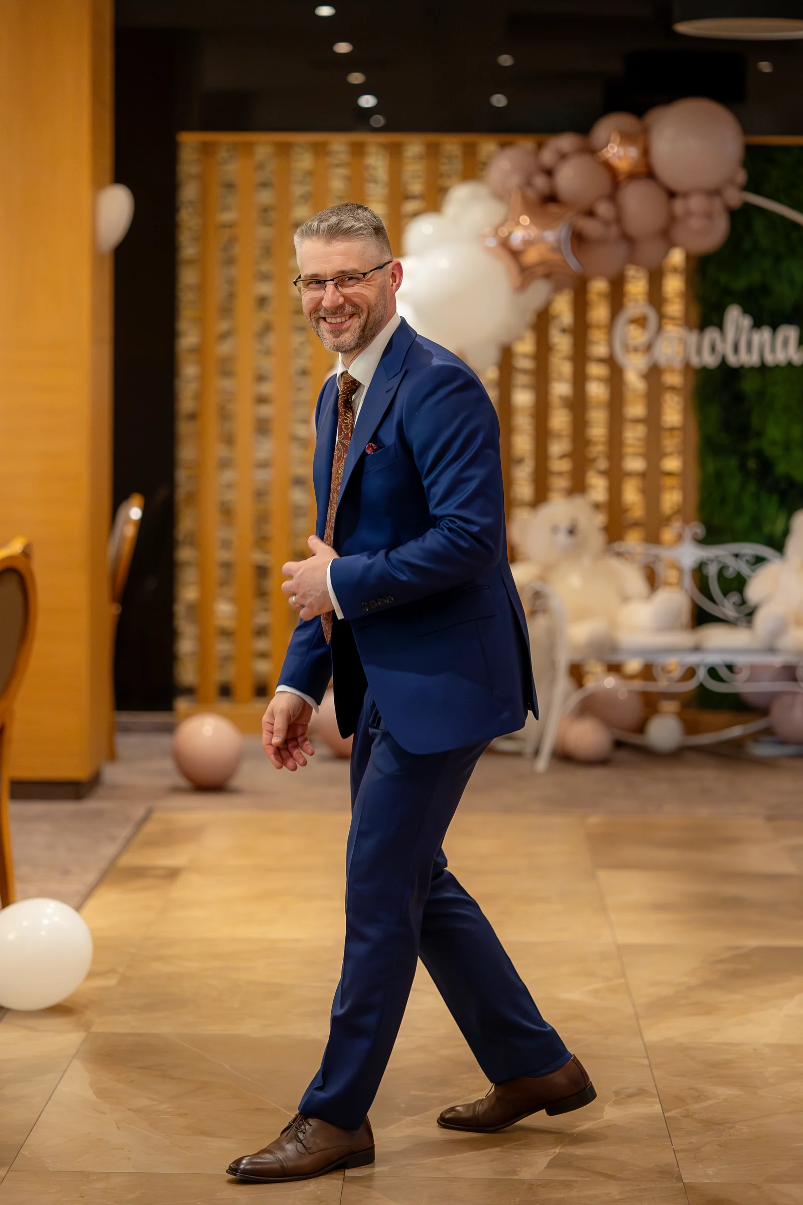 Botezul Carolinei Anna — botez carolina hotel briliant cluj tata merge fata balloon backdrop rasete candid — fotograf botez