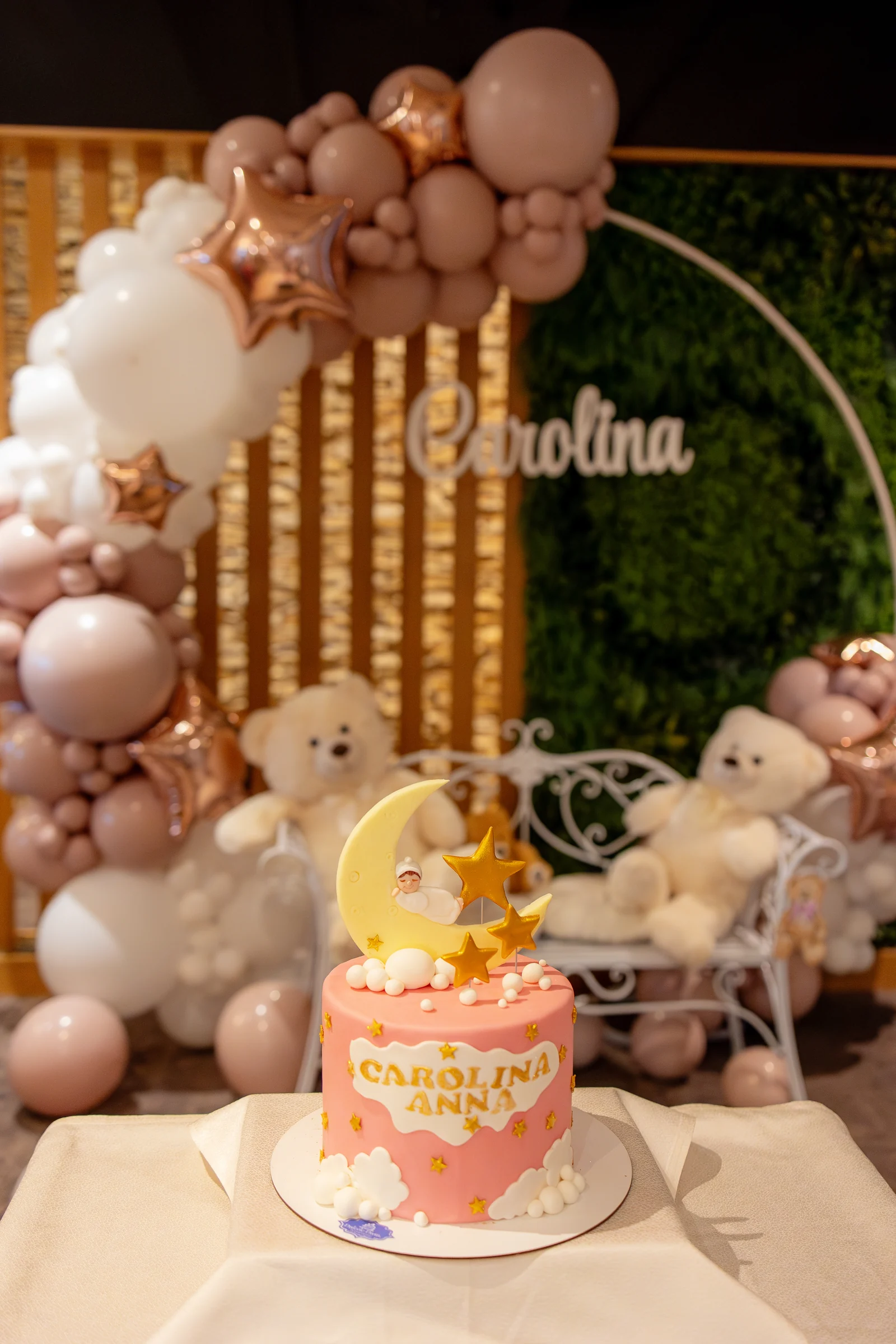 Botezul Carolinei Anna — botez carolina hotel briliant cluj tort luna stele ursulet balloon arch backdrop final — fotograf botez
