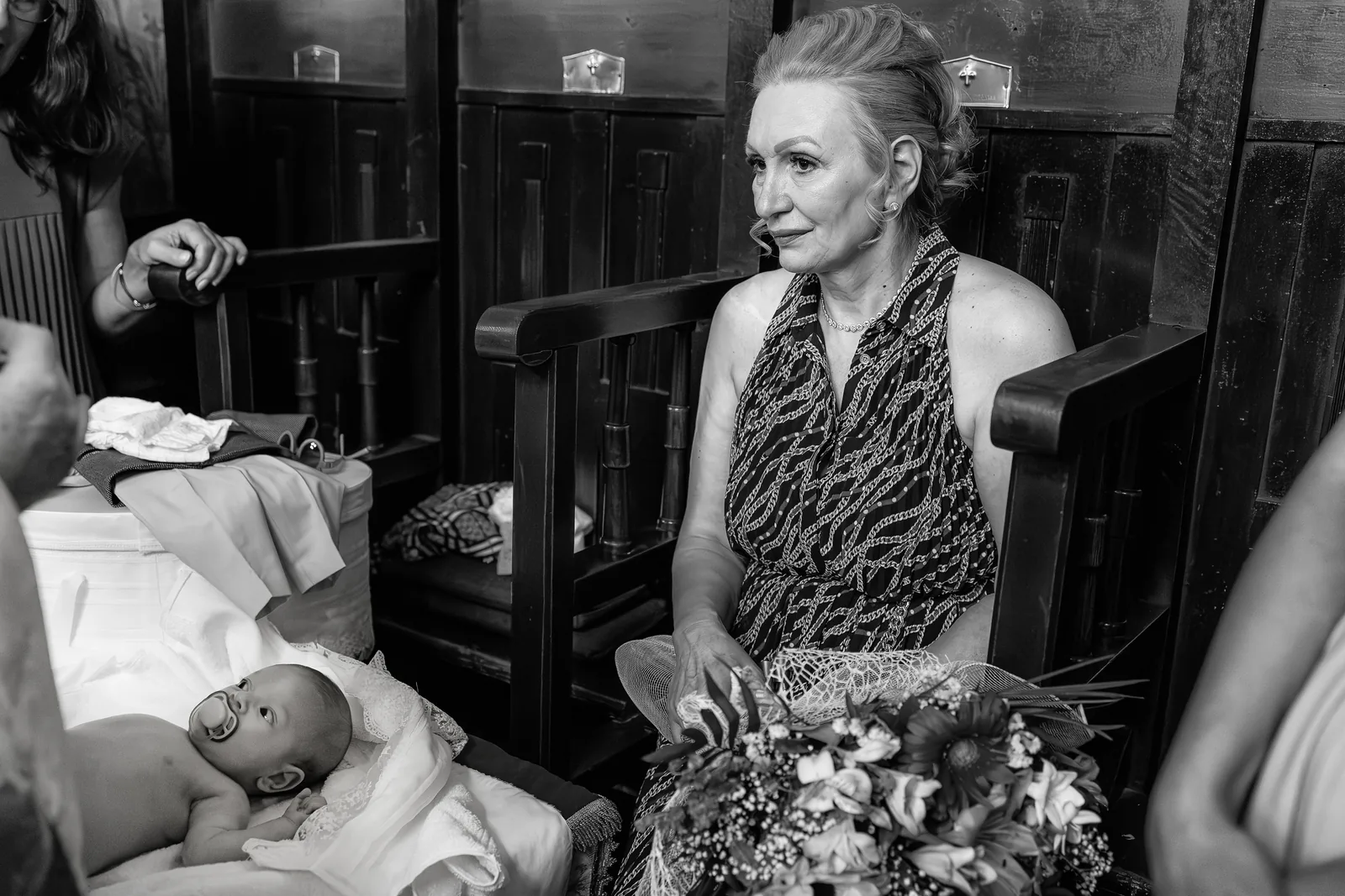Botezul lui Cezar — botez theodora golf alba iulia bw bunica buchet bebe pe perna — fotograf botez