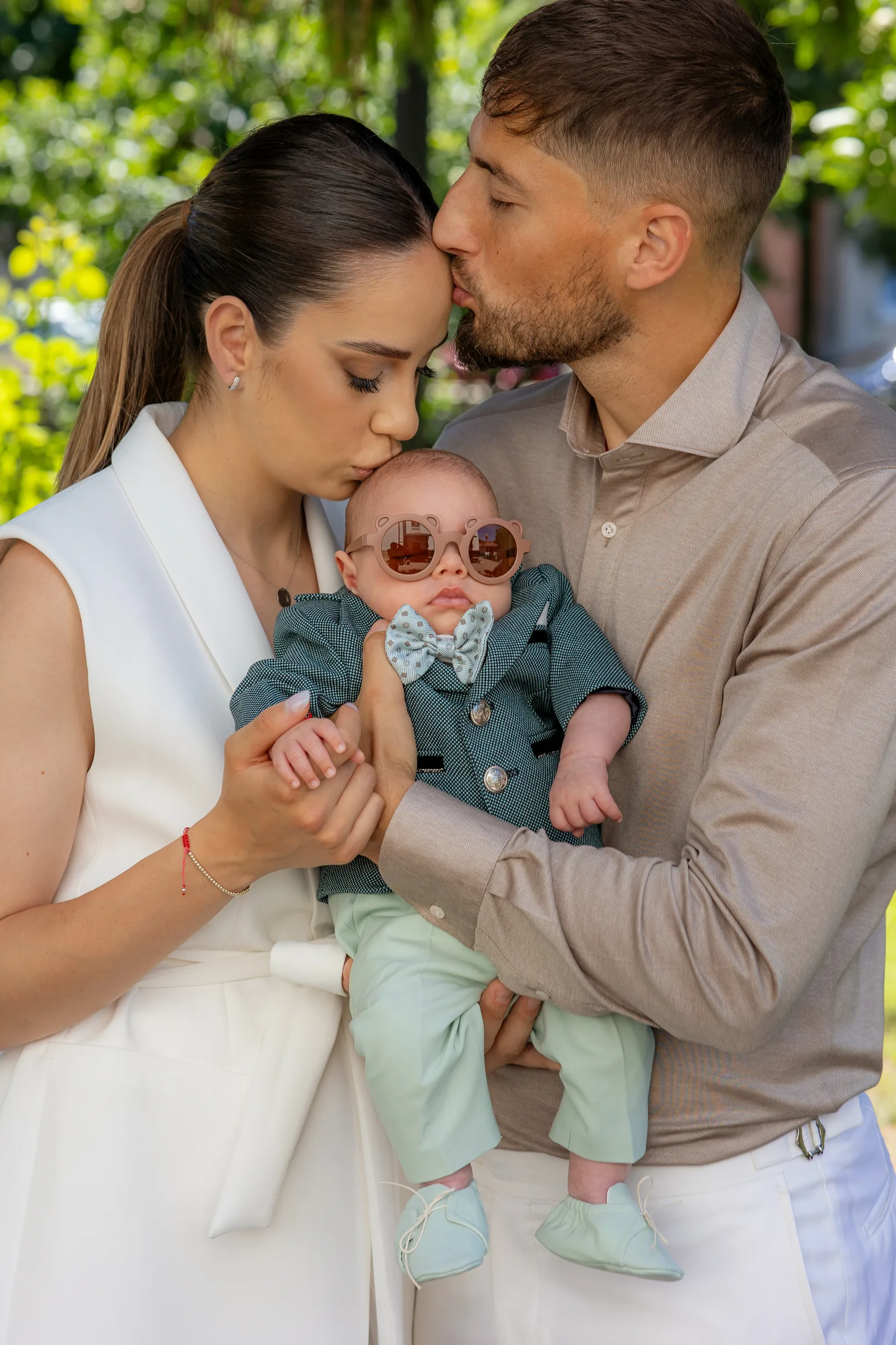 Botezul lui Cezar — botez theodora golf alba iulia mama tata bebe sarut frunte — fotograf botez