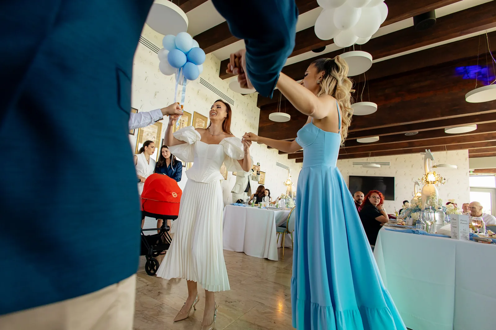 Botezul lui Cezar — botez theodora golf alba iulia mama dansand balon petrecere — fotograf botez