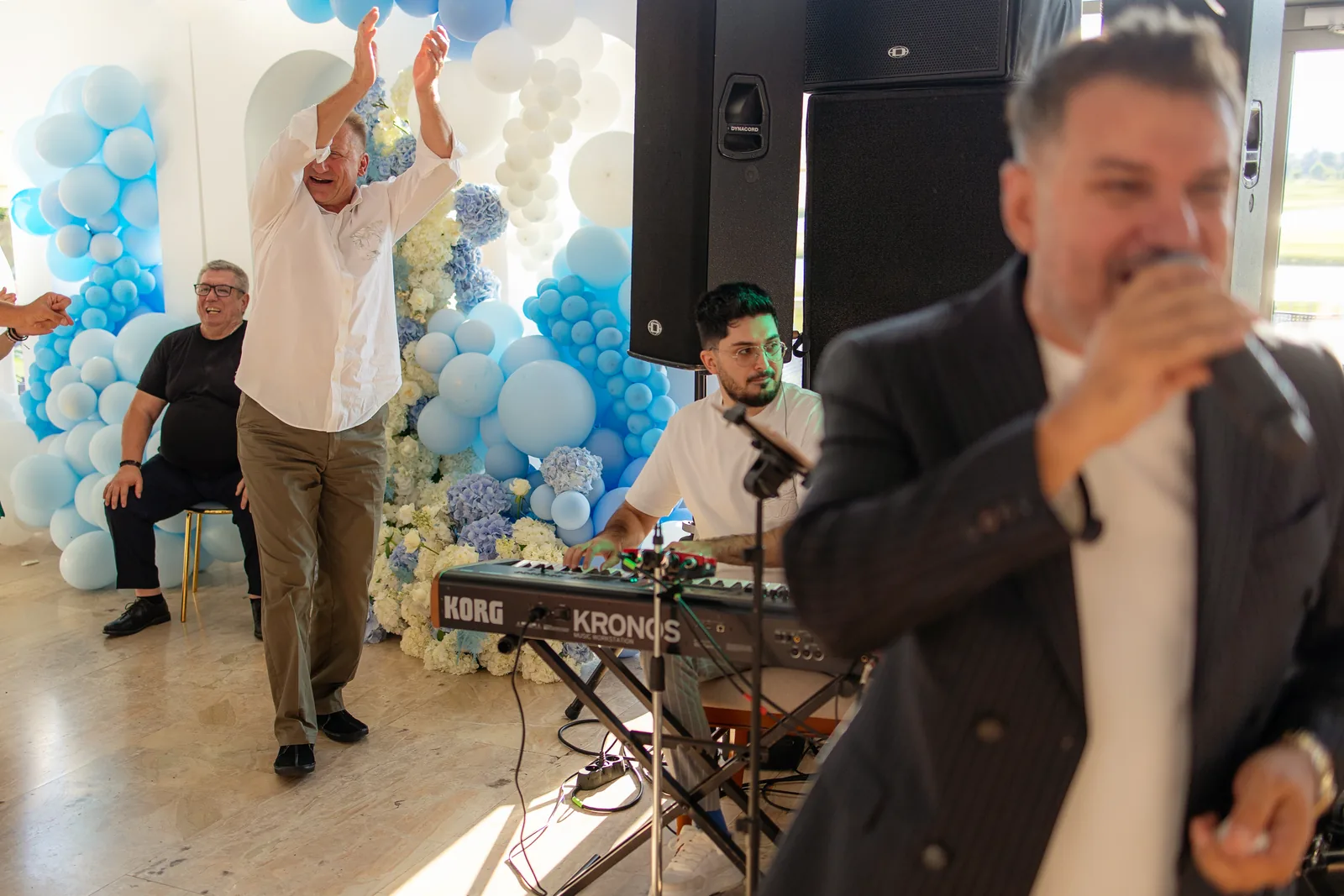Botezul lui Cezar — botez theodora golf alba iulia nas microfon dans baloane bleu — fotograf botez