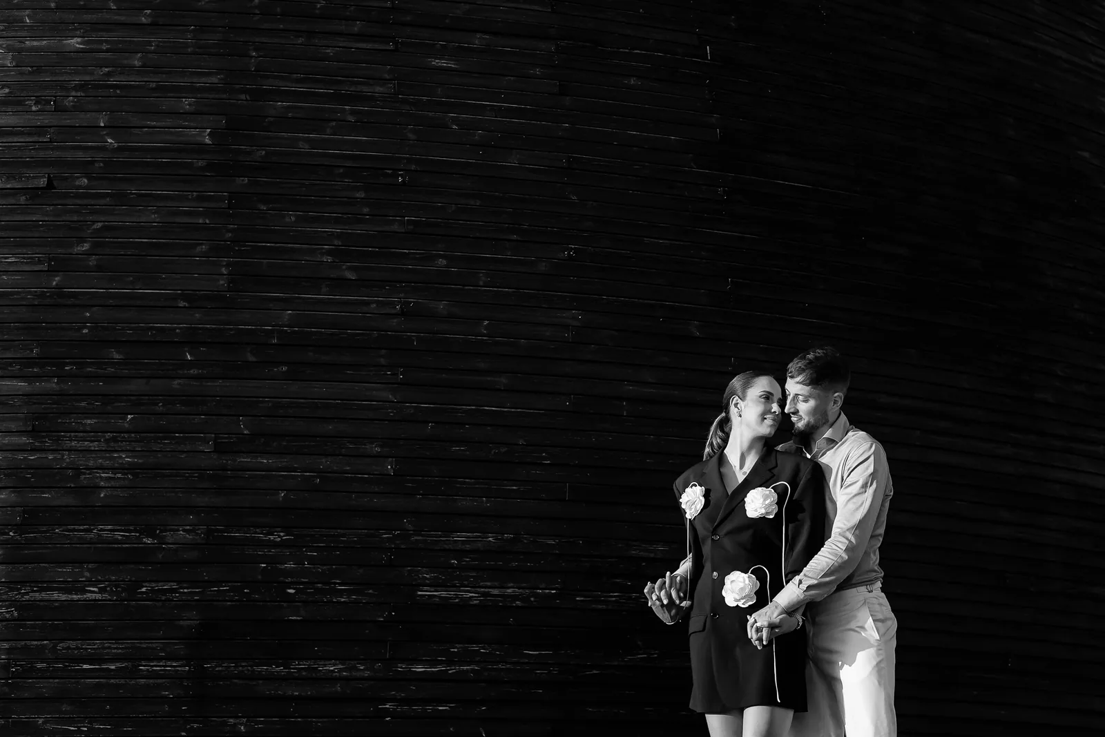 Botezul lui Cezar — botez theodora golf alba iulia bw cuplu perete curbat theodora architectural — fotograf botez