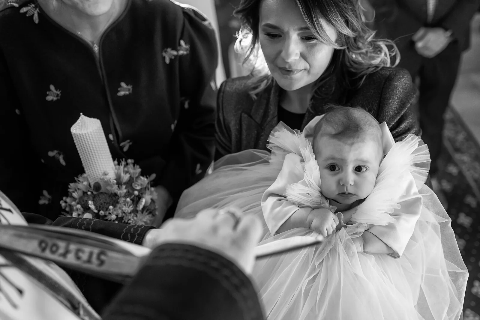 Botezul Clarei — botez restaurant rod cluj bw clara lumanare mama nasa — fotograf botez