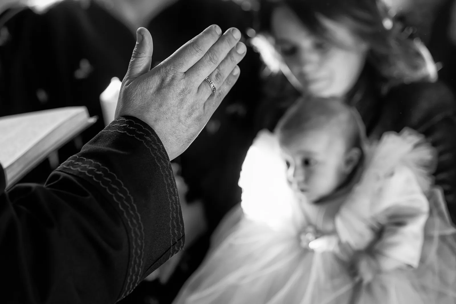 Botezul Clarei — botez restaurant rod cluj bw mana preotului clara ritual — fotograf botez