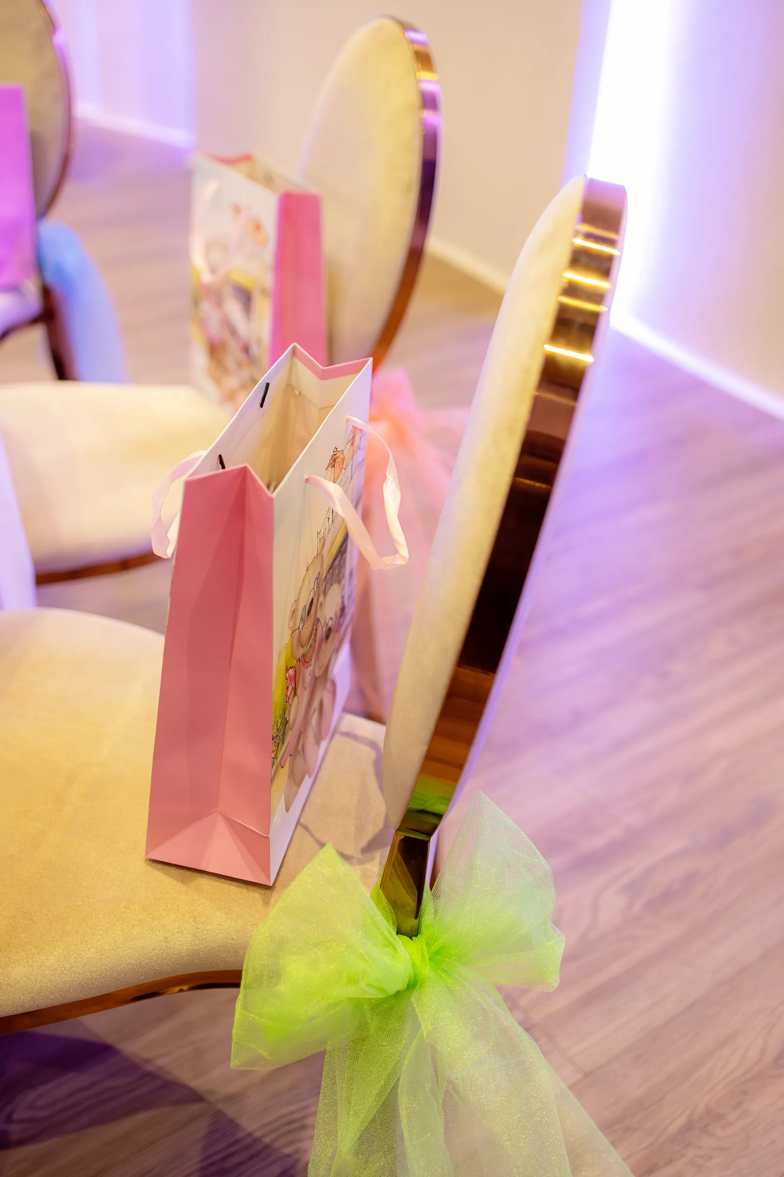 Botezul Clarei — botez restaurant rod cluj punga cadou roz scaun funda — fotograf botez