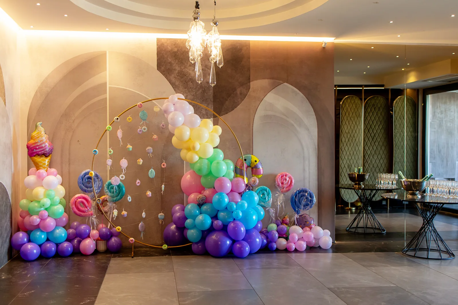 Botezul Clarei — botez restaurant rod cluj rod backdrop baloane cerc auriu signature — fotograf botez