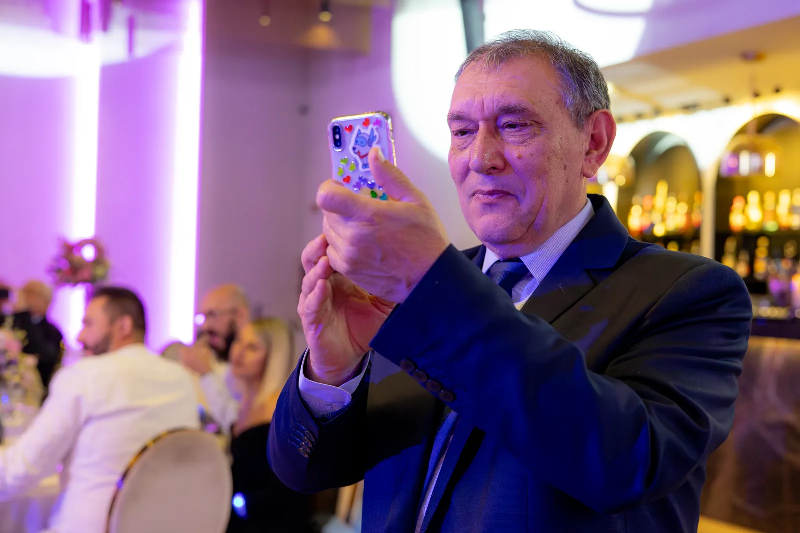 Botezul Clarei — botez restaurant rod cluj domn telefon lumini mov bar — fotograf botez