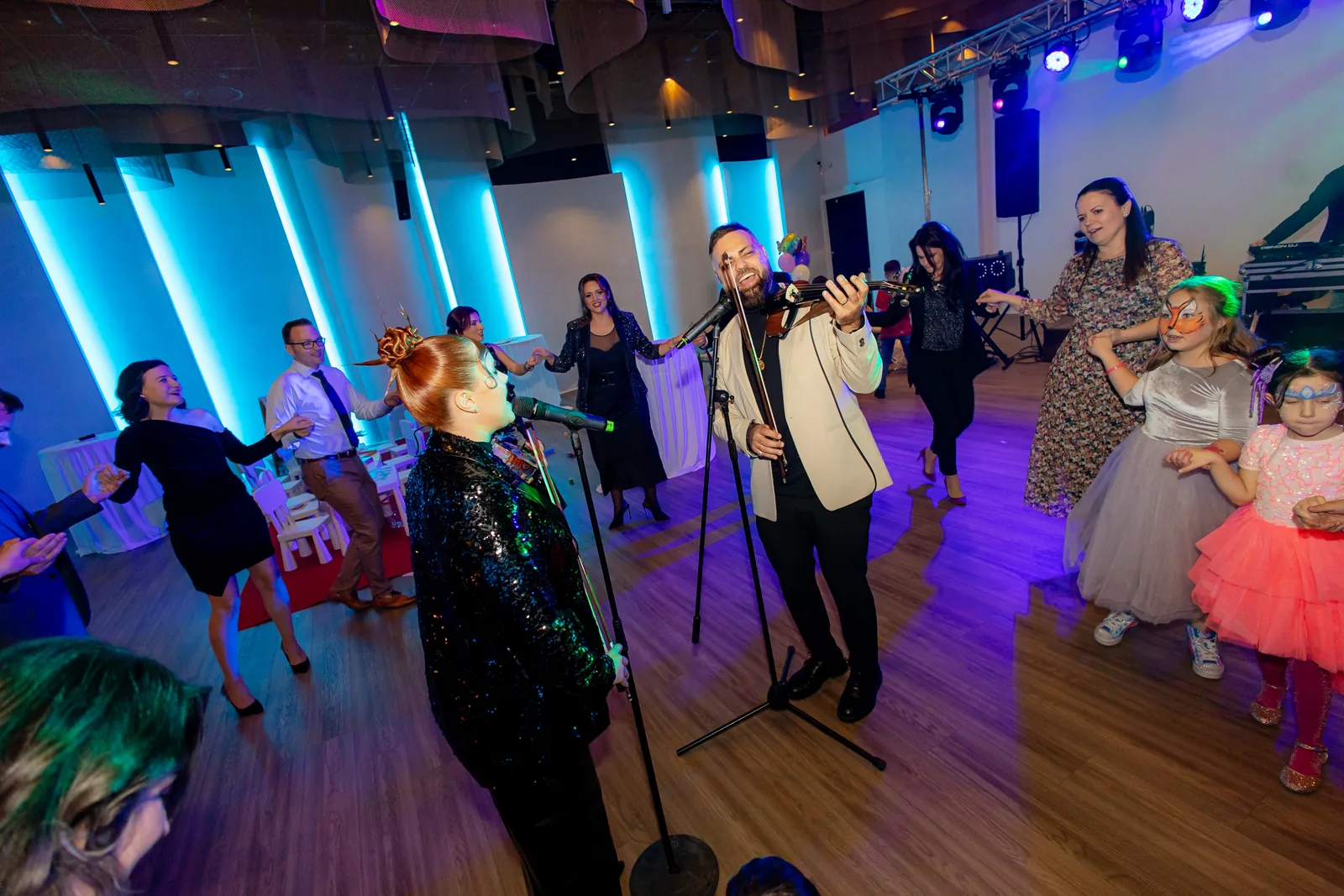 Botezul Clarei — botez restaurant rod cluj formatie live vioara lumini turcoaz — fotograf botez