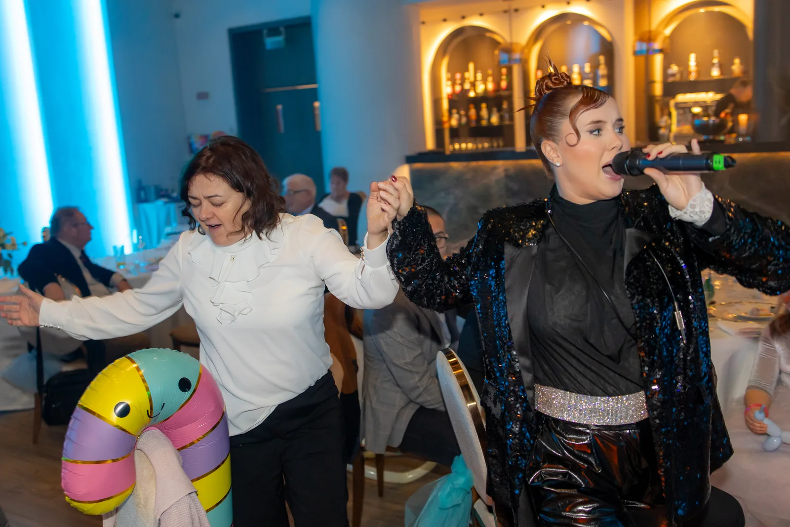 Botezul Clarei — botez restaurant rod cluj cantareata microfon dans — fotograf botez
