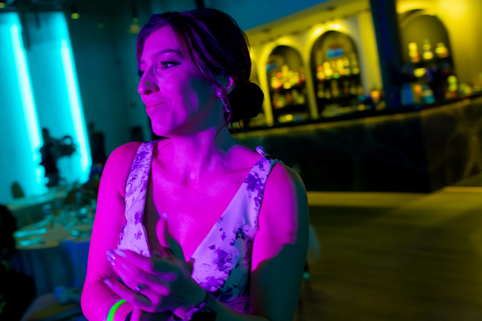 Botezul Clarei — botez restaurant rod cluj femeie ring lumini neon bar arcuit — fotograf botez