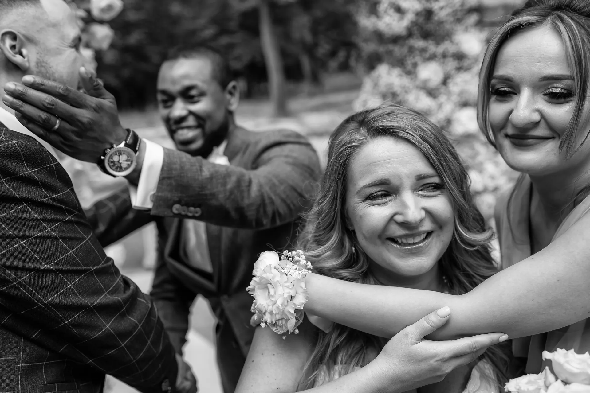 Dami & Chris — nunta sun garden resort cluj mireasa ras prieteni candid — fotograf nuntă