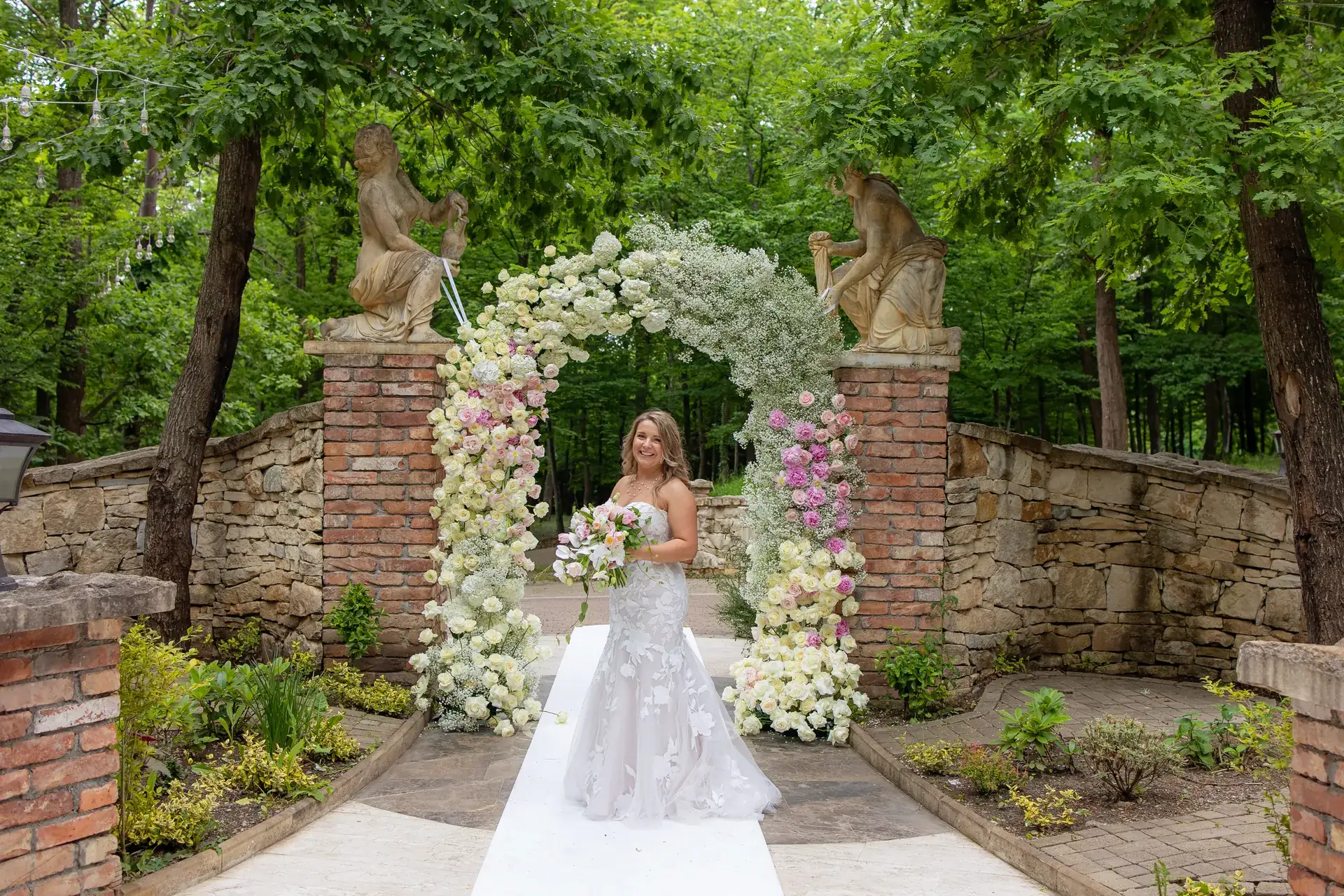 Dami & Chris — nunta sun garden resort cluj mireasa arcada flori portret — fotograf nuntă
