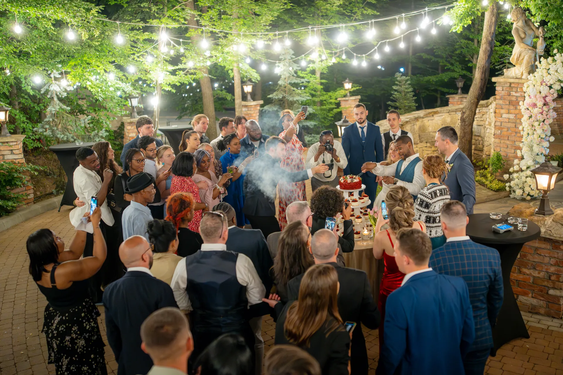 Dami & Chris — nunta sun garden resort cluj tort exterior fairy lights invitati — fotograf nuntă