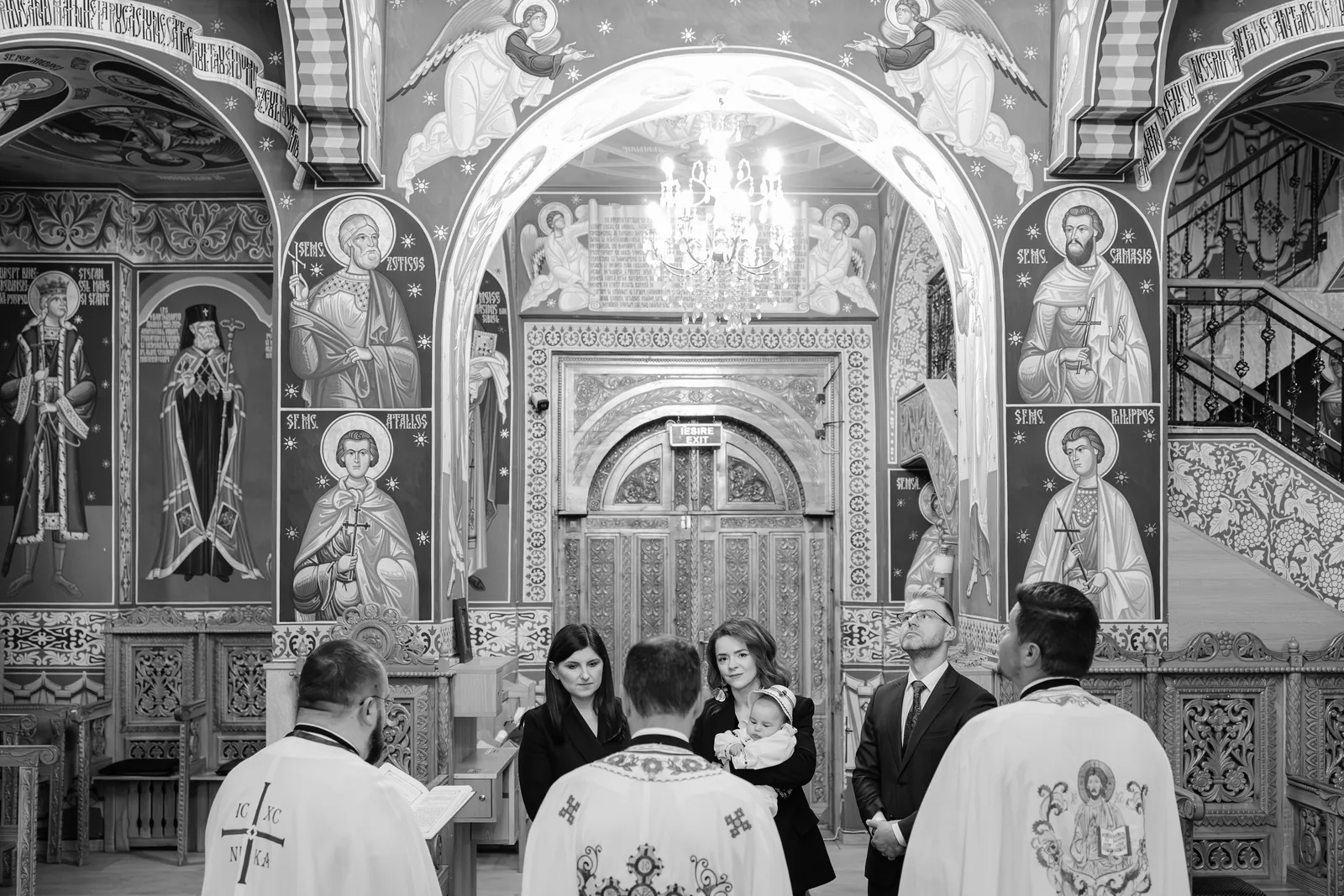 Botezul lui Damian — botez damian wonderland cluj bw biserica nasi simetric fresca — fotograf botez