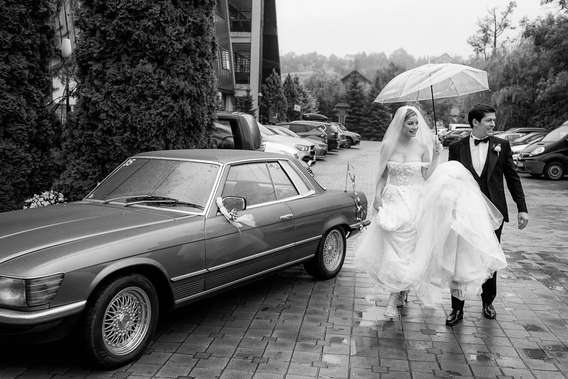 Denisa & Mihai — nunta secret garden danesti maramures miri umbrela mercedes vintage ploaie — fotograf nuntă