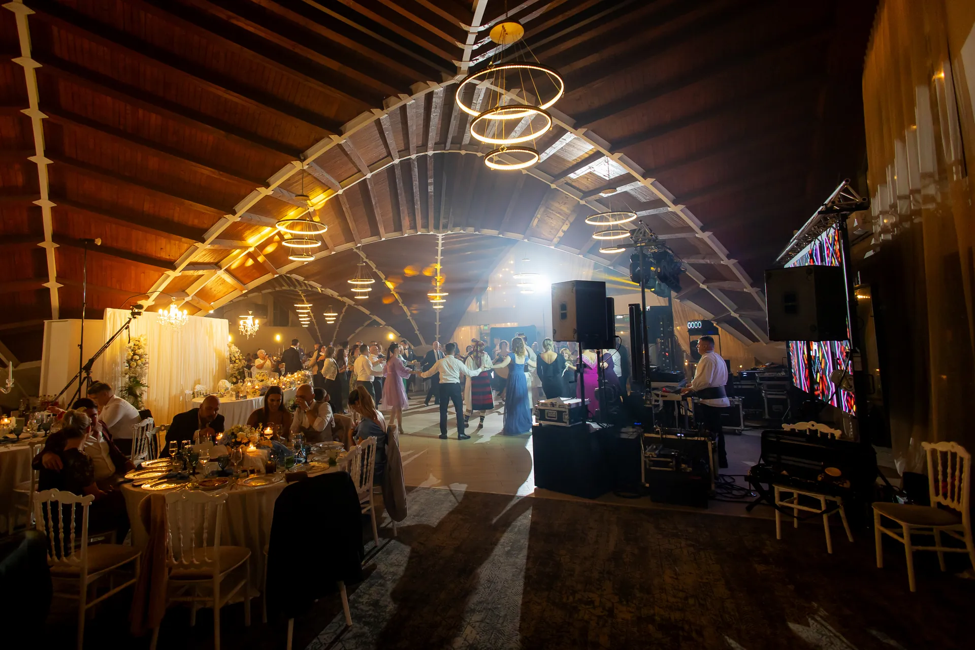 Denisa & Mihai — nunta secret garden danesti maramures salon arcada lemn — fotograf nuntă