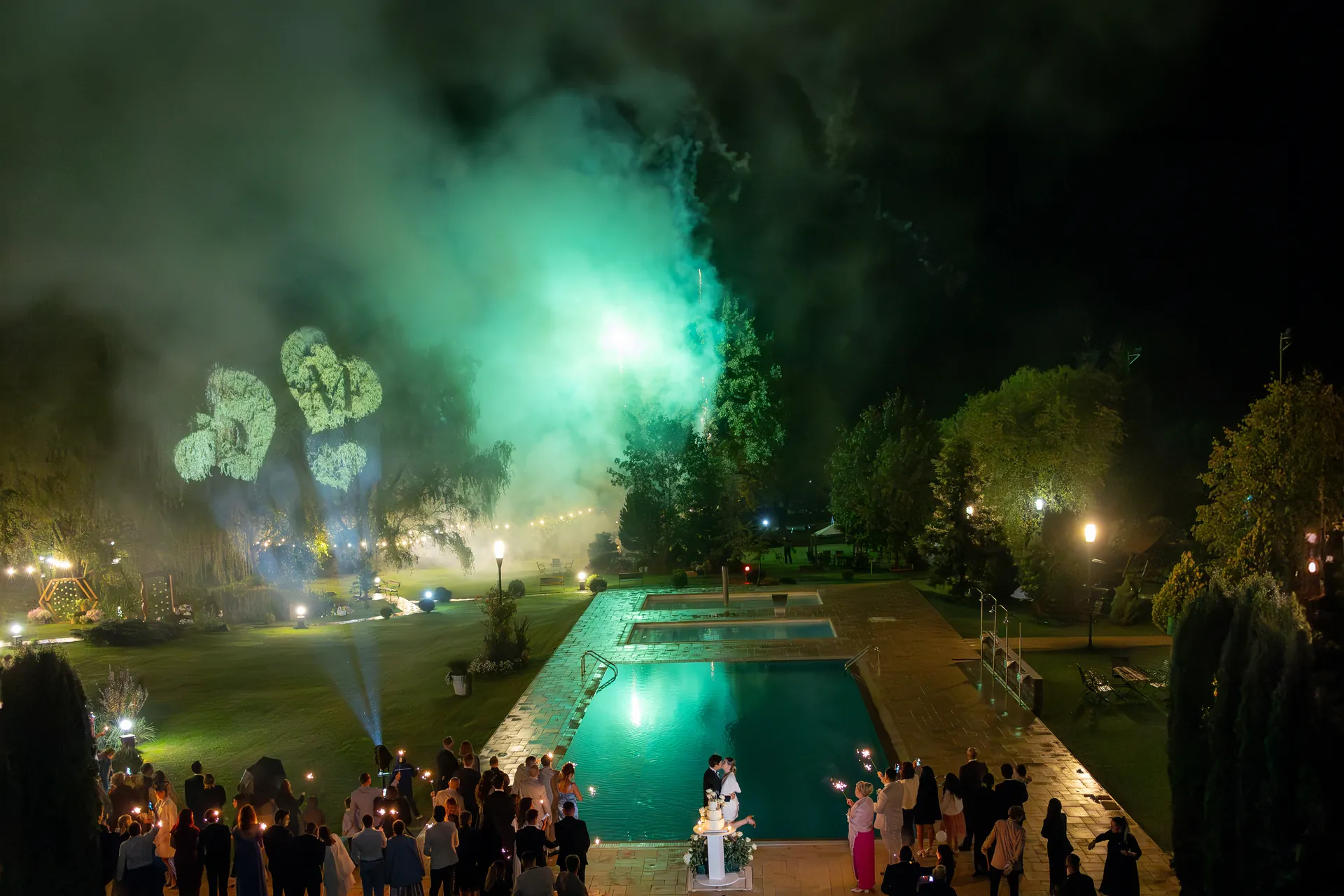 Denisa & Mihai — nunta secret garden danesti maramures artificii piscina noapte — fotograf nuntă