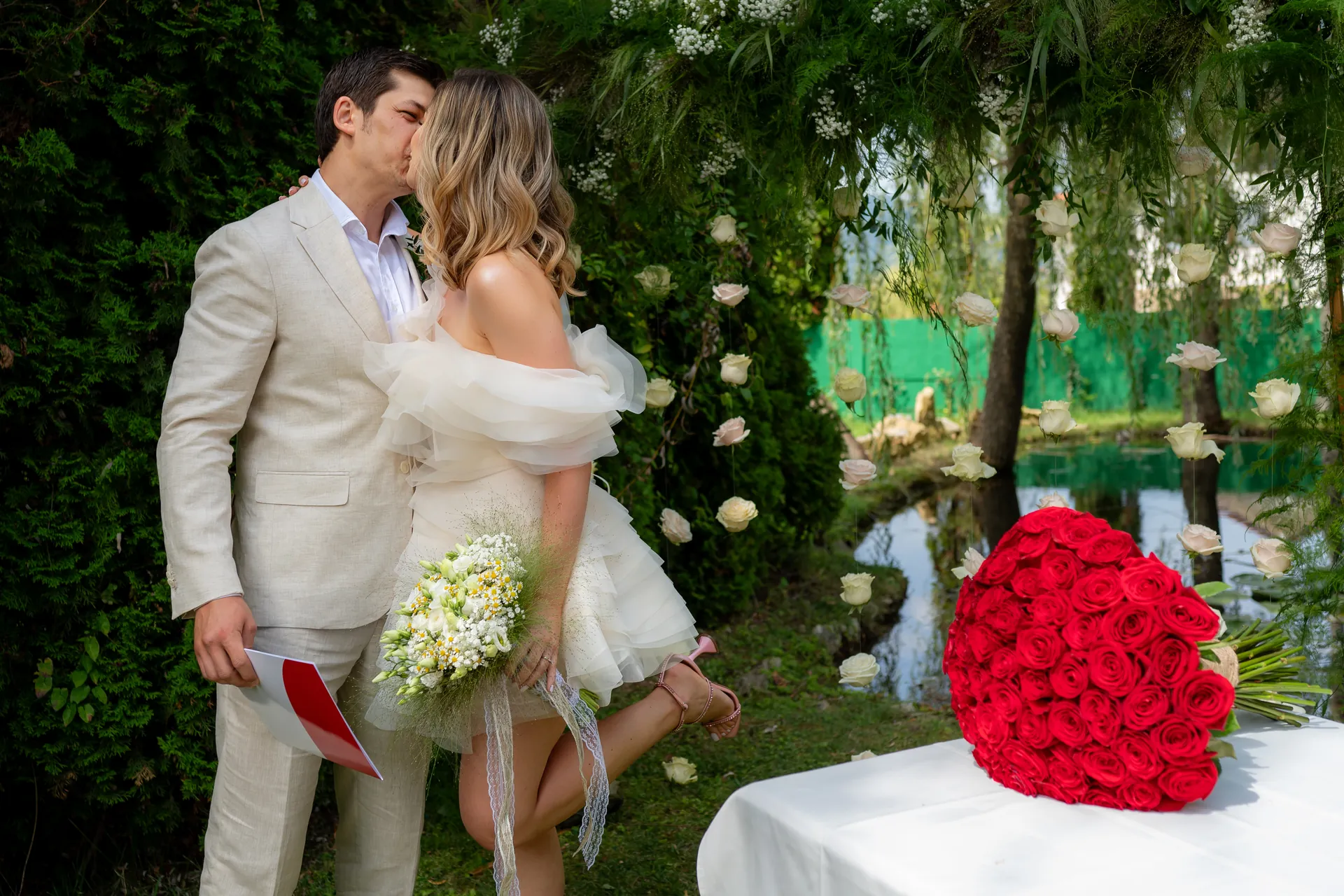 Denisa & Mihai — nunta secret garden danesti maramures sarut cununie civila secret garden — fotograf nuntă