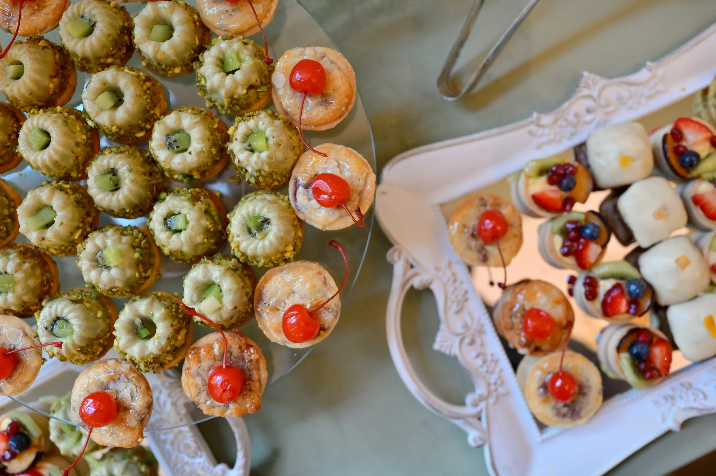 Botezul lui Elias Matei — botez elias matei sun garden cluj detaliu mini tarte fructe cherry tava — fotograf botez