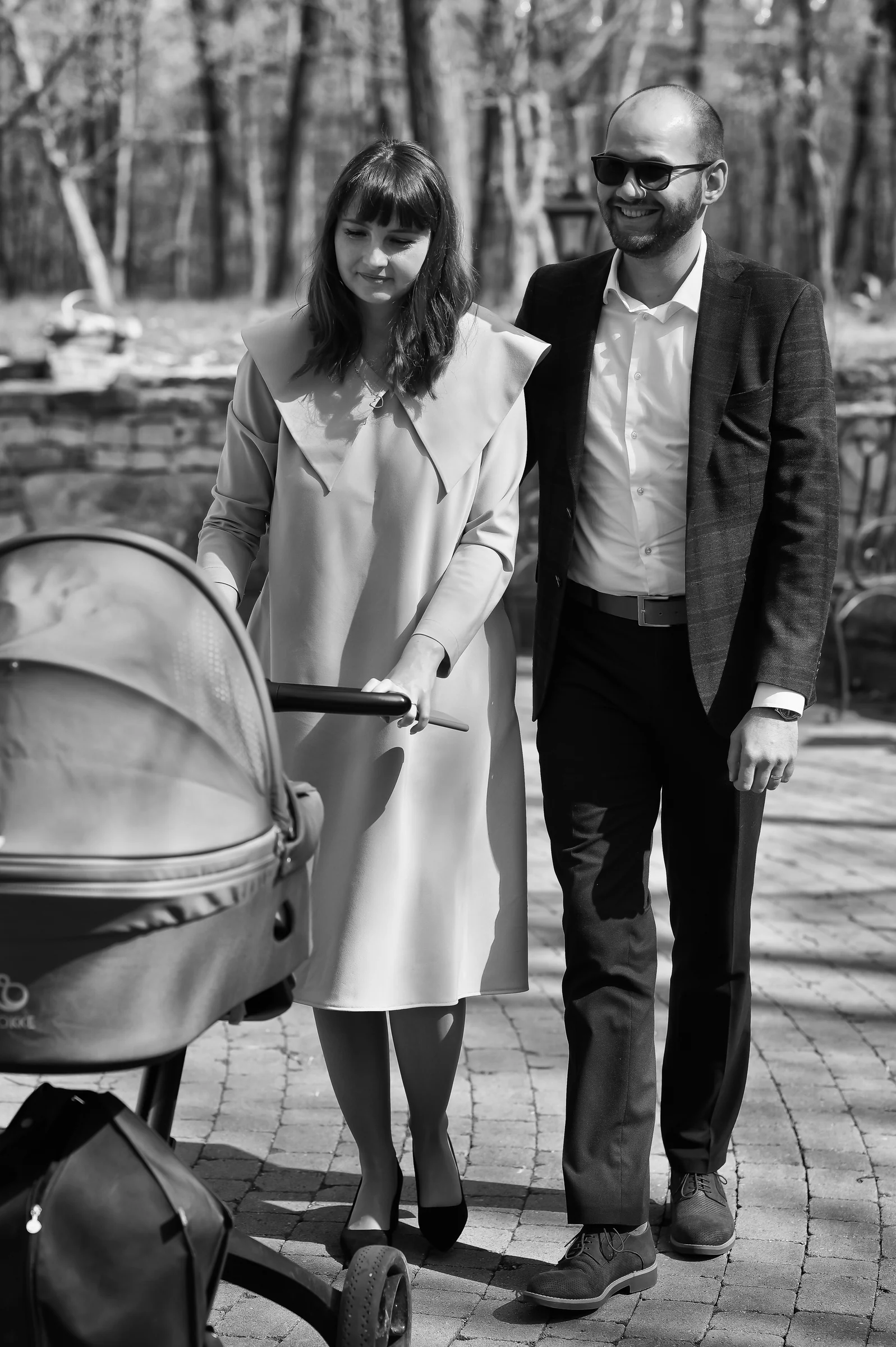 Botezul lui Elias Matei — botez elias matei sun garden cluj bw cuplu merge carucior padure resort — fotograf botez