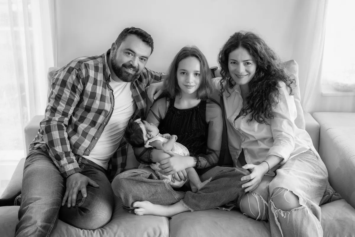 Familie cu nou-născut pe canapea, acasă la ei — ședință foto de familie documentată acasă, în Cluj-Napoca