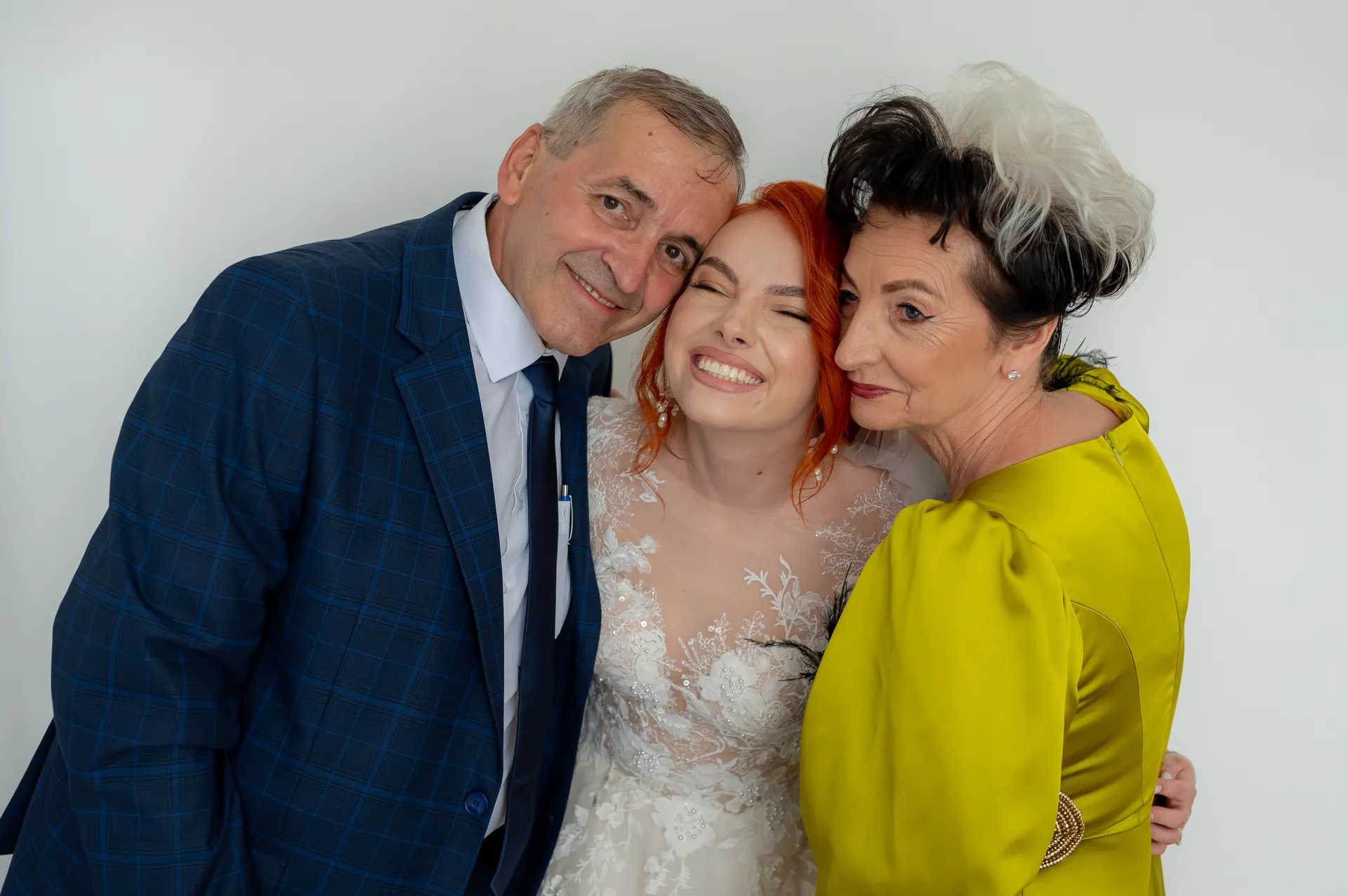 Flavia & Cipri — nunta wonderland cluj flavia cipri mireasa parinti imbratisare emotie — fotograf nuntă