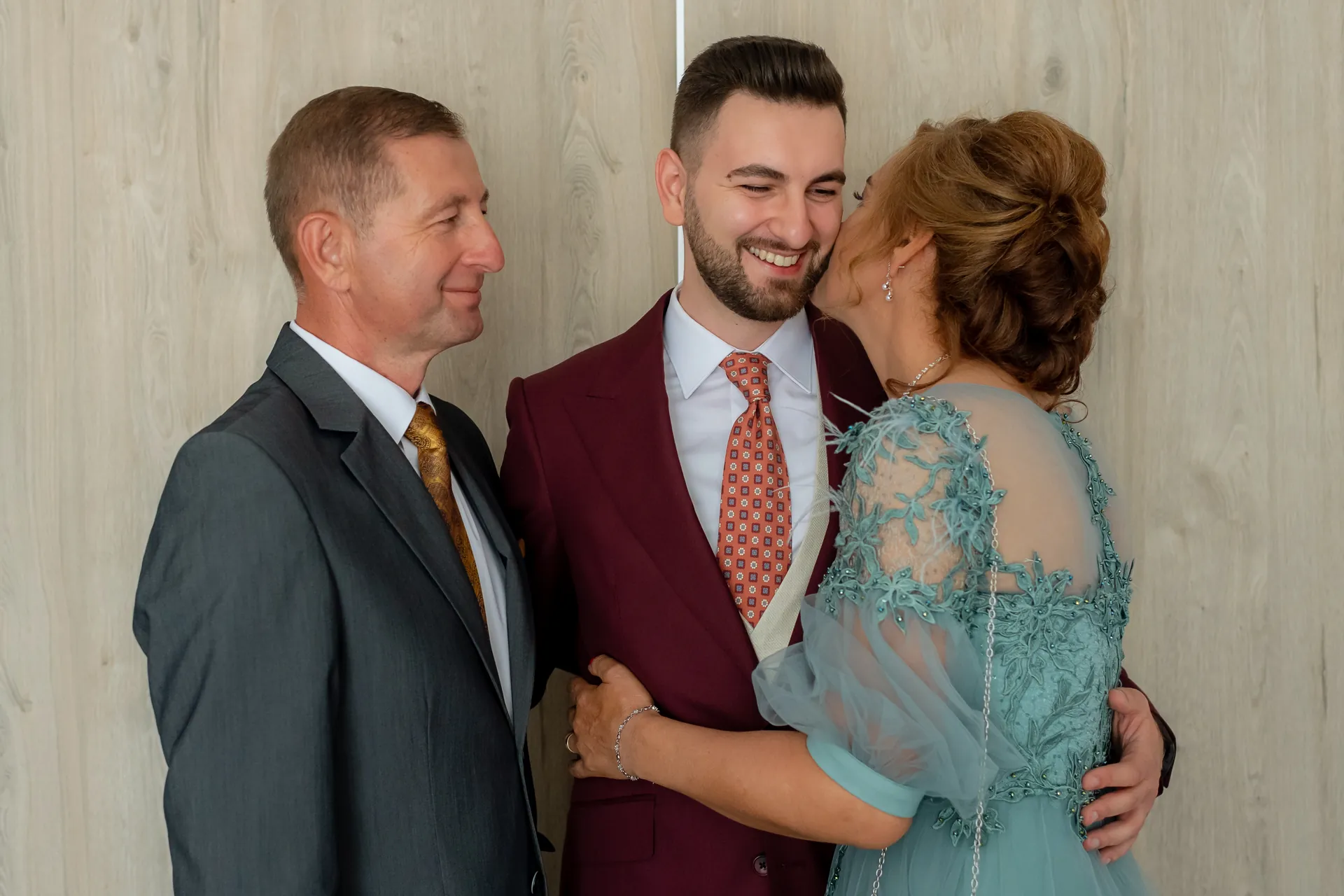 Flavia & Cipri — nunta wonderland cluj flavia cipri parintii mirelui sarut emotie — fotograf nuntă
