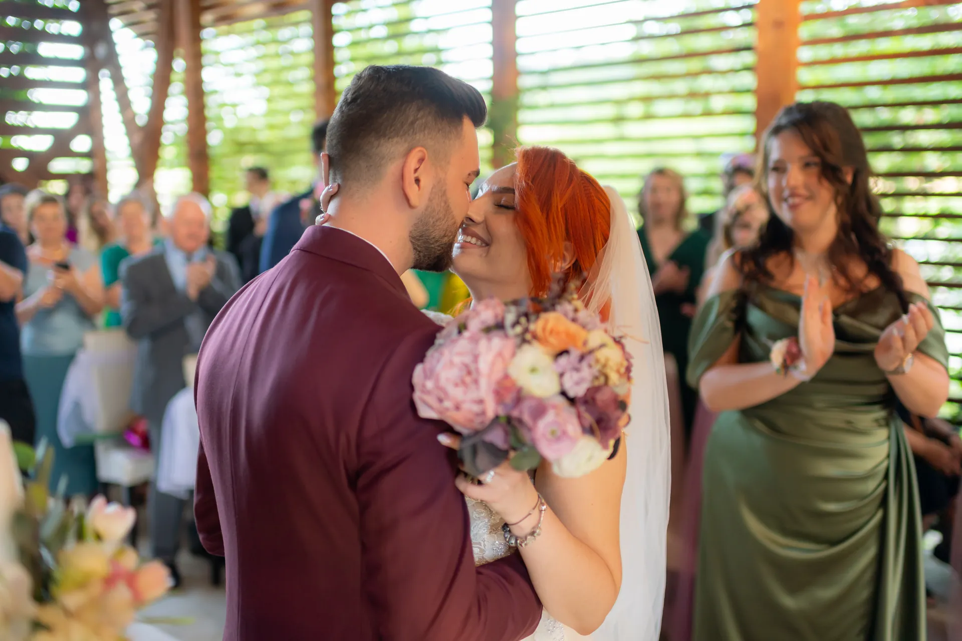 Flavia & Cipri — nunta wonderland cluj flavia cipri sarut ceremonie invitati aplauze — fotograf nuntă