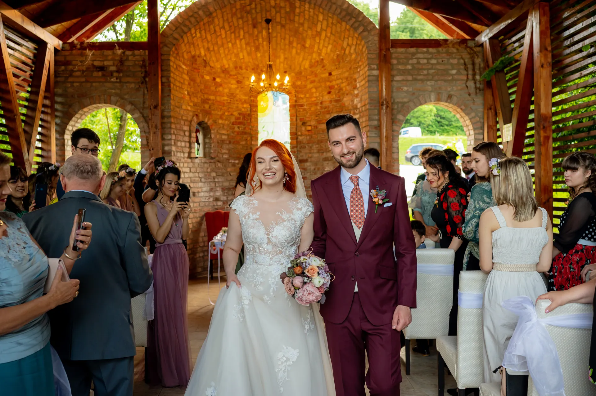 Flavia & Cipri — nunta wonderland cluj flavia cipri cuplu iesire capela arcuri caramida — fotograf nuntă