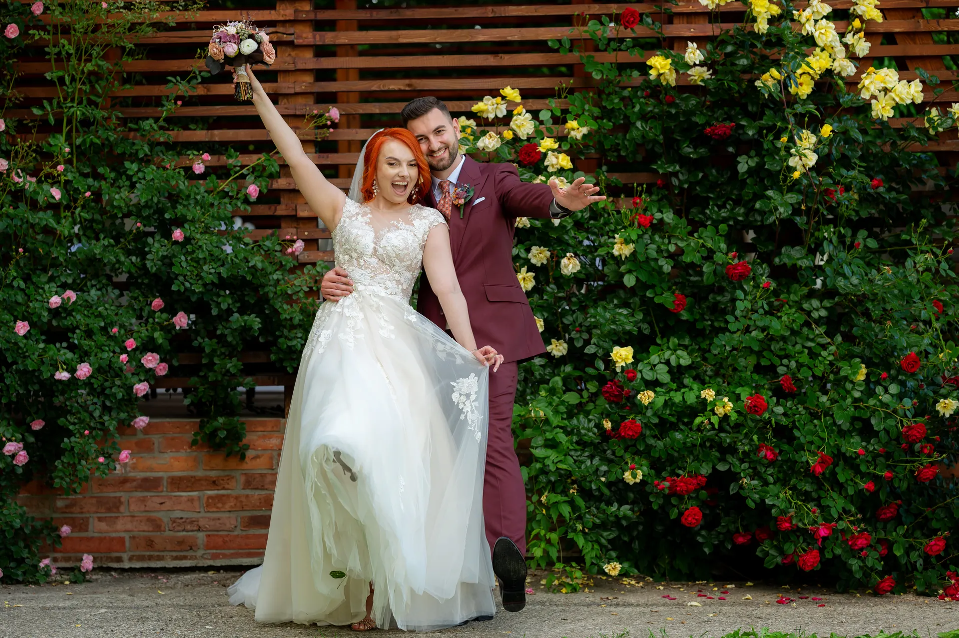 Flavia & Cipri — nunta wonderland cluj flavia cipri cuplu trandafiri brate sus bucurie — fotograf nuntă