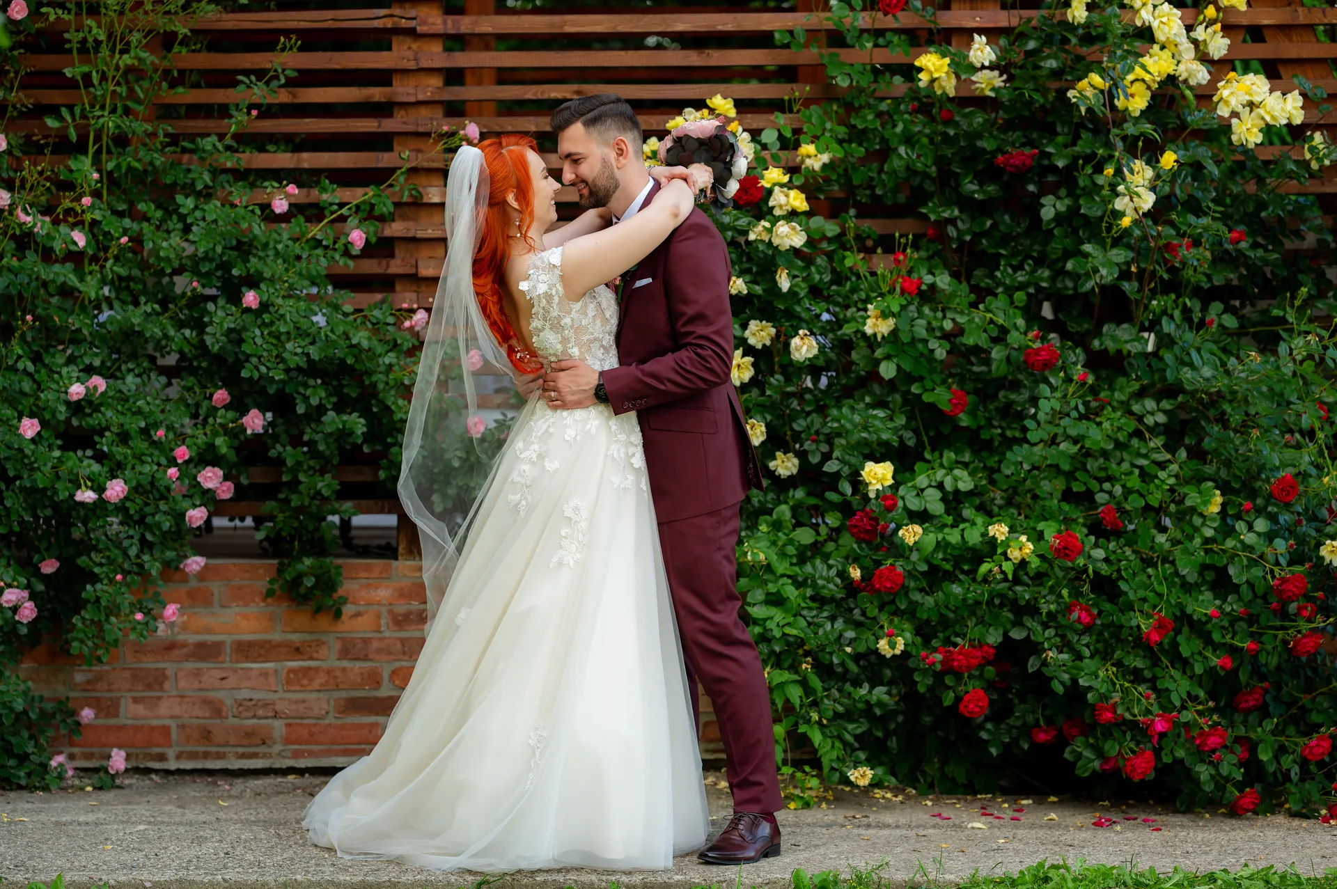 Flavia & Cipri — nunta wonderland cluj flavia cipri cuplu trandafiri frunte intim — fotograf nuntă