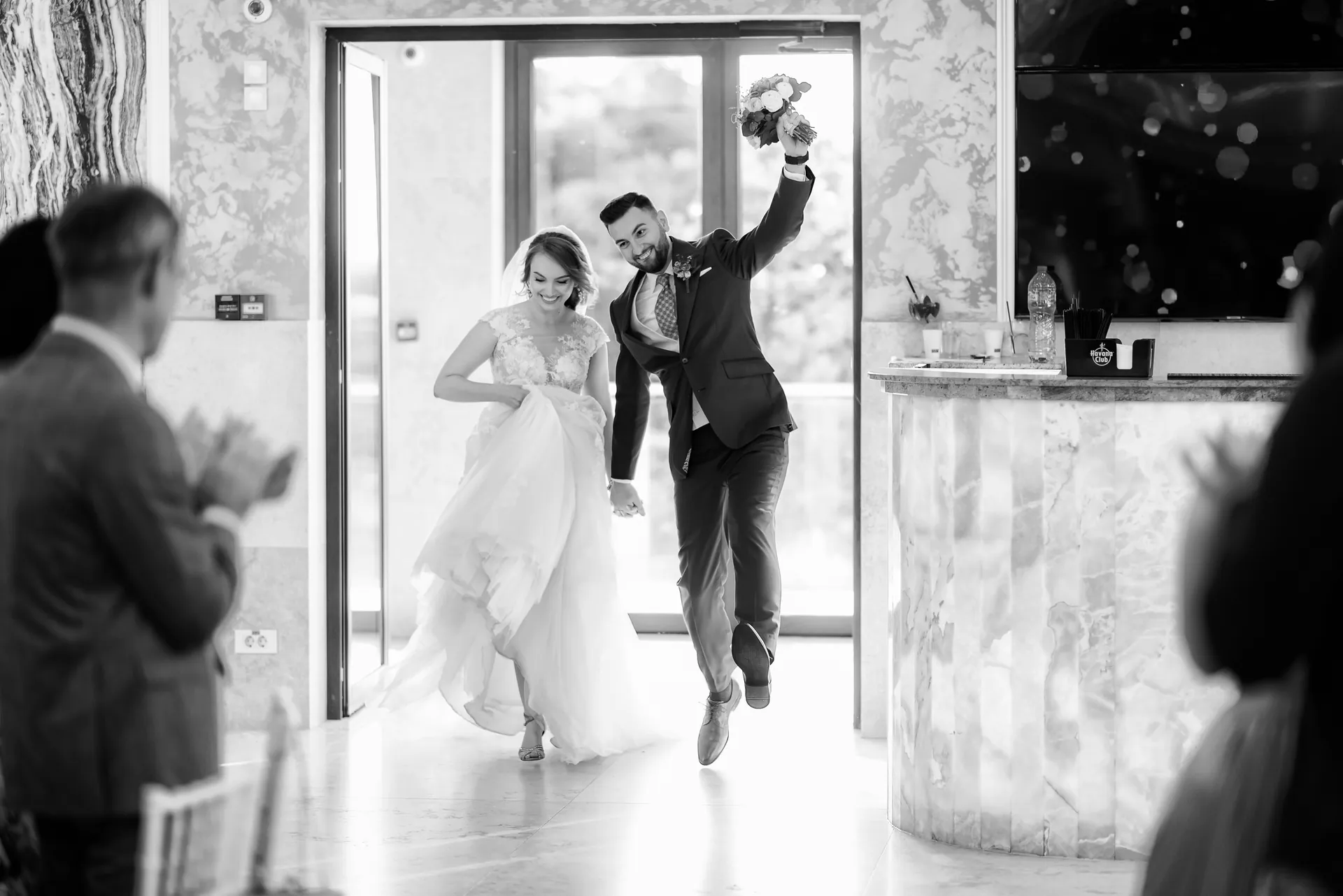 Flavia & Cipri — nunta wonderland cluj flavia cipri miri intrare salon saritura — fotograf nuntă