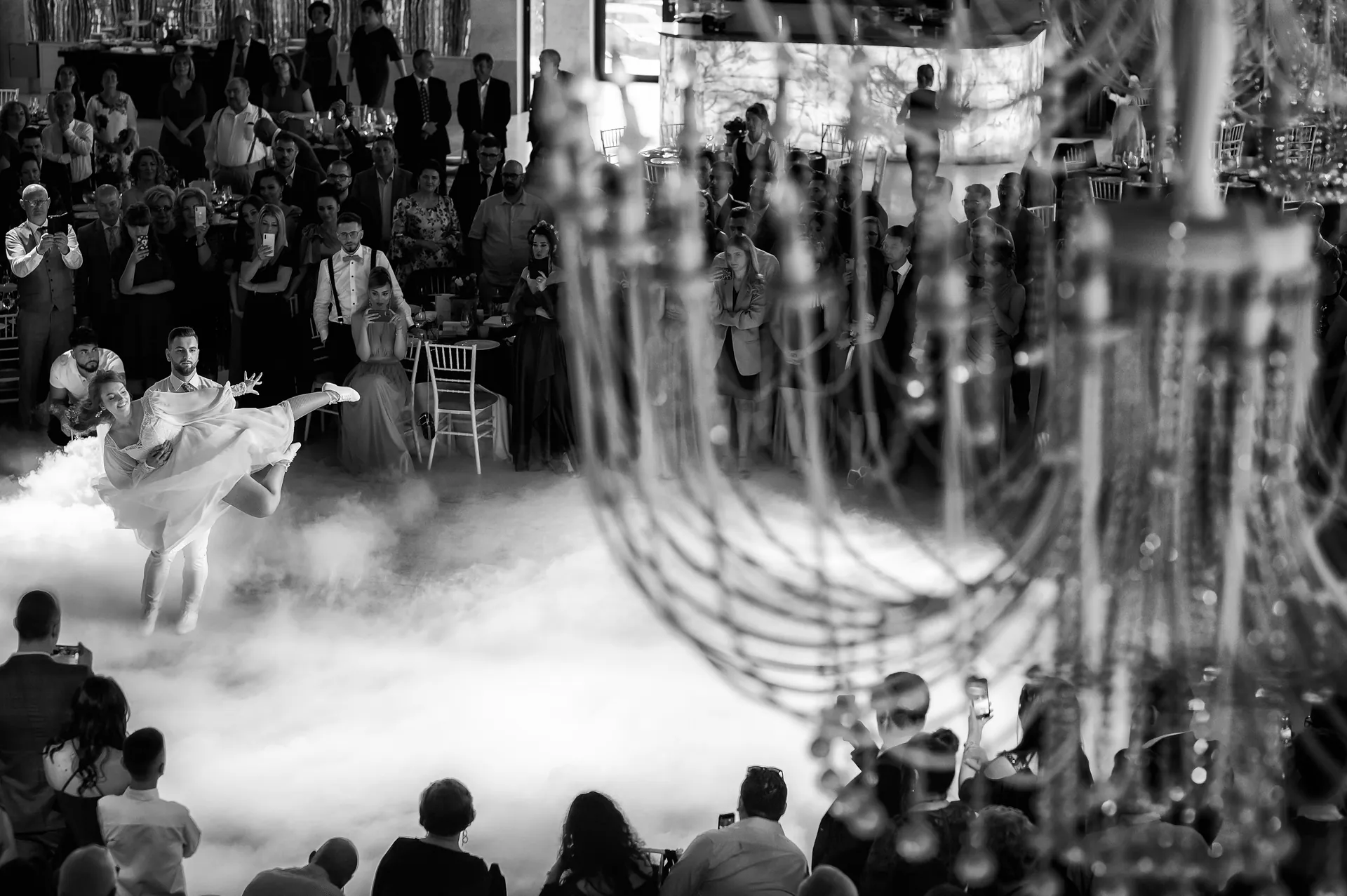 Flavia & Cipri — nunta wonderland cluj flavia cipri primul dans aerial candelabru — fotograf nuntă